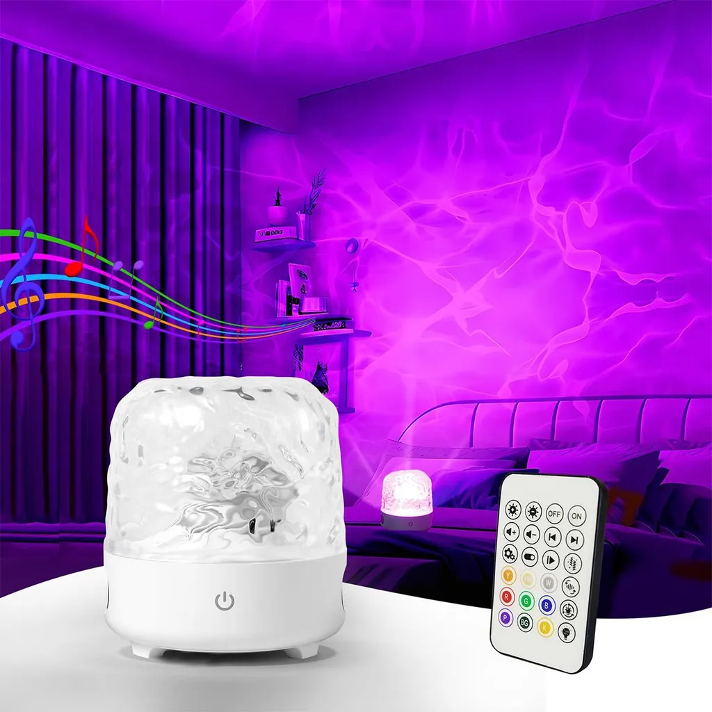 Eine Wasserwellen-Projektorlampe auf einem Tisch mit Fernbedienung wirft violettes Licht an die Wand.