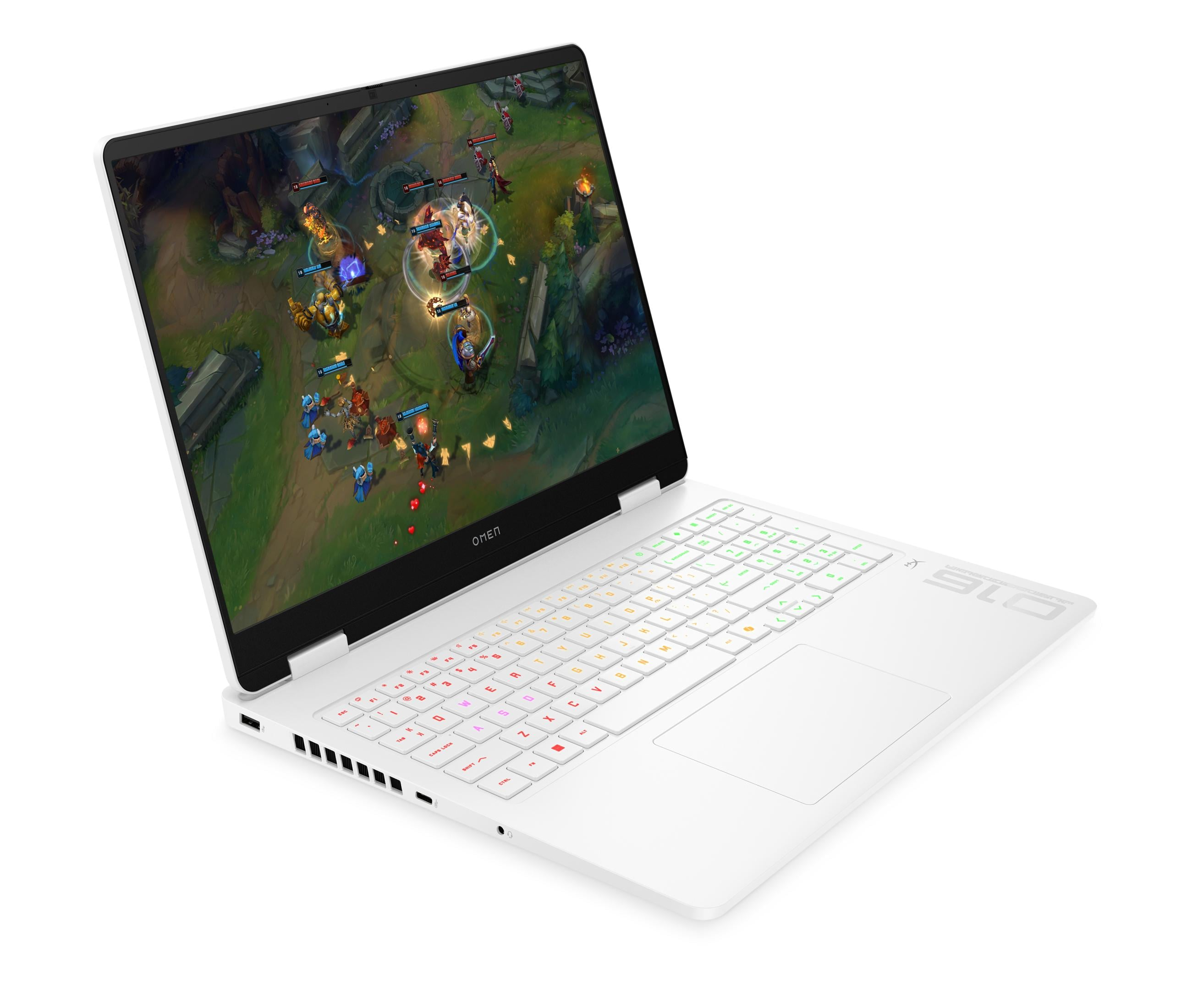 Ein weißer HP Omen Laptop auf weißem Hintergrund zeigt ein Strategiespiel auf dem Bildschirm.