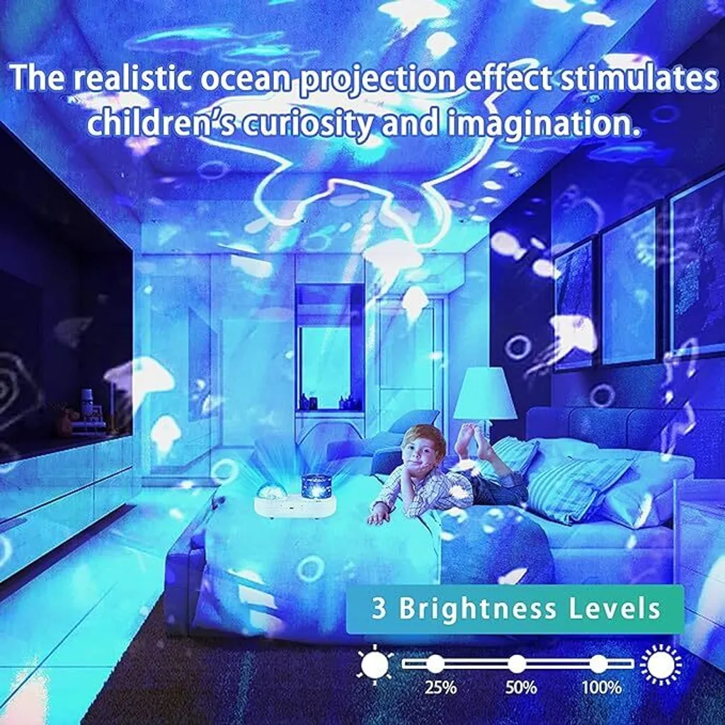 Ein Kind liegt auf einem Bett in einem blau beleuchteten Zimmer mit einer Ozean-Projektionslampe.