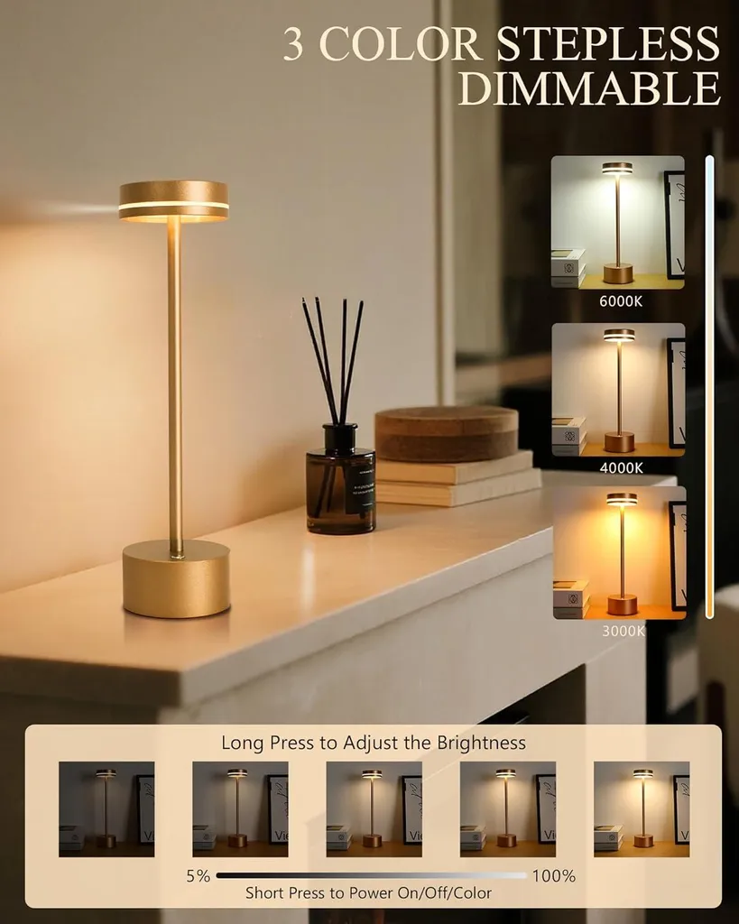Goldene Tischlampe auf einem Regal mit Duftstäbchen, zeigt drei Lichtfarben und Dimmstufen.