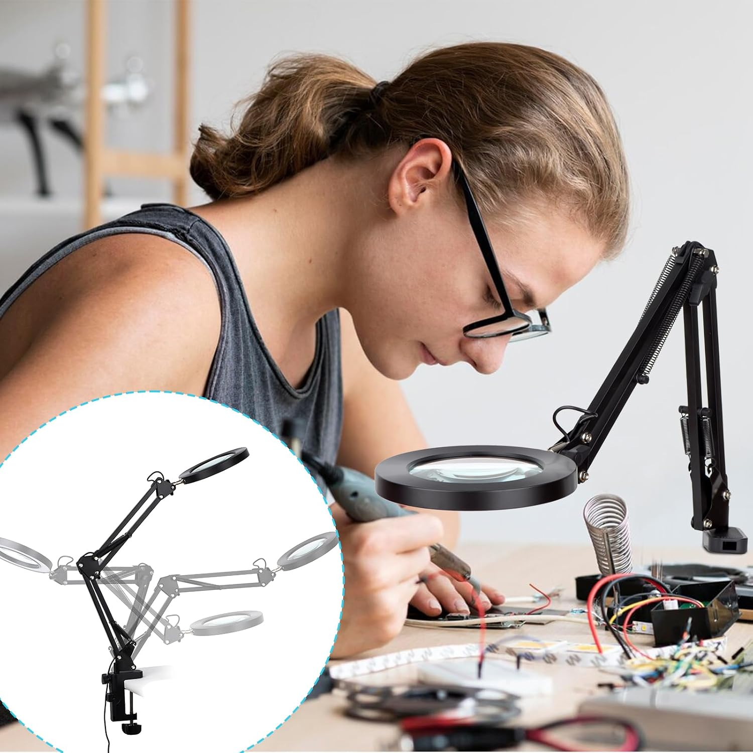 Eine Frau mit Brille arbeitet an Elektronik unter einer Lupenleuchte.