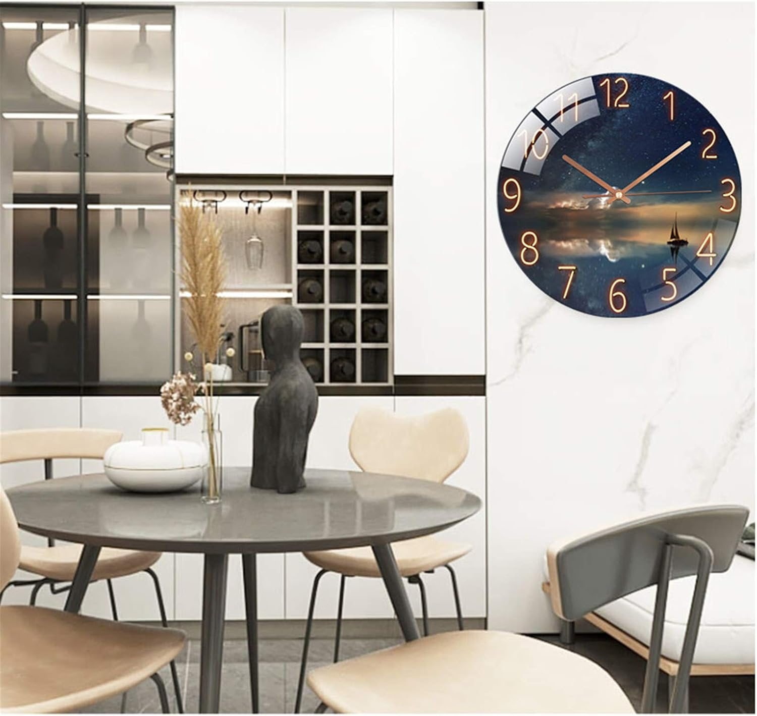 Wohnzimmer mit runden Tisch, Stühlen und einer runden Wanduhr mit Nachthimmelmotiv.