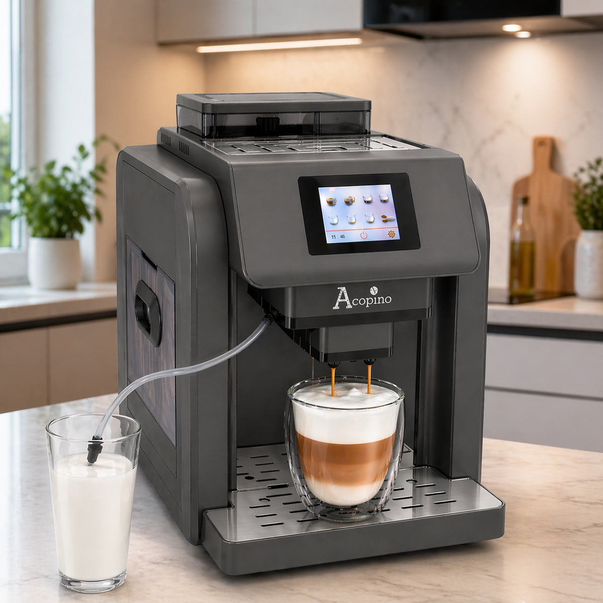 Moderne graue Kaffeemaschine auf einer Küchentheke, die Kaffee in ein Glas mit Milchschaum gießt, daneben ein Glas Milch.