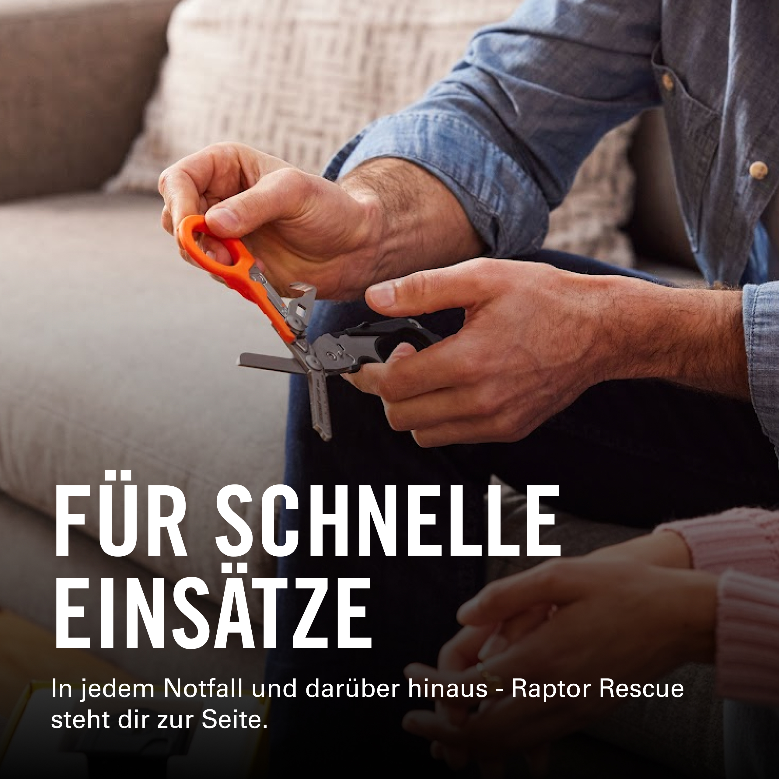 Ein Mann hält Klappscheren in den Händen, mit Text im Vordergrund und einem Sofa im Hintergrund.