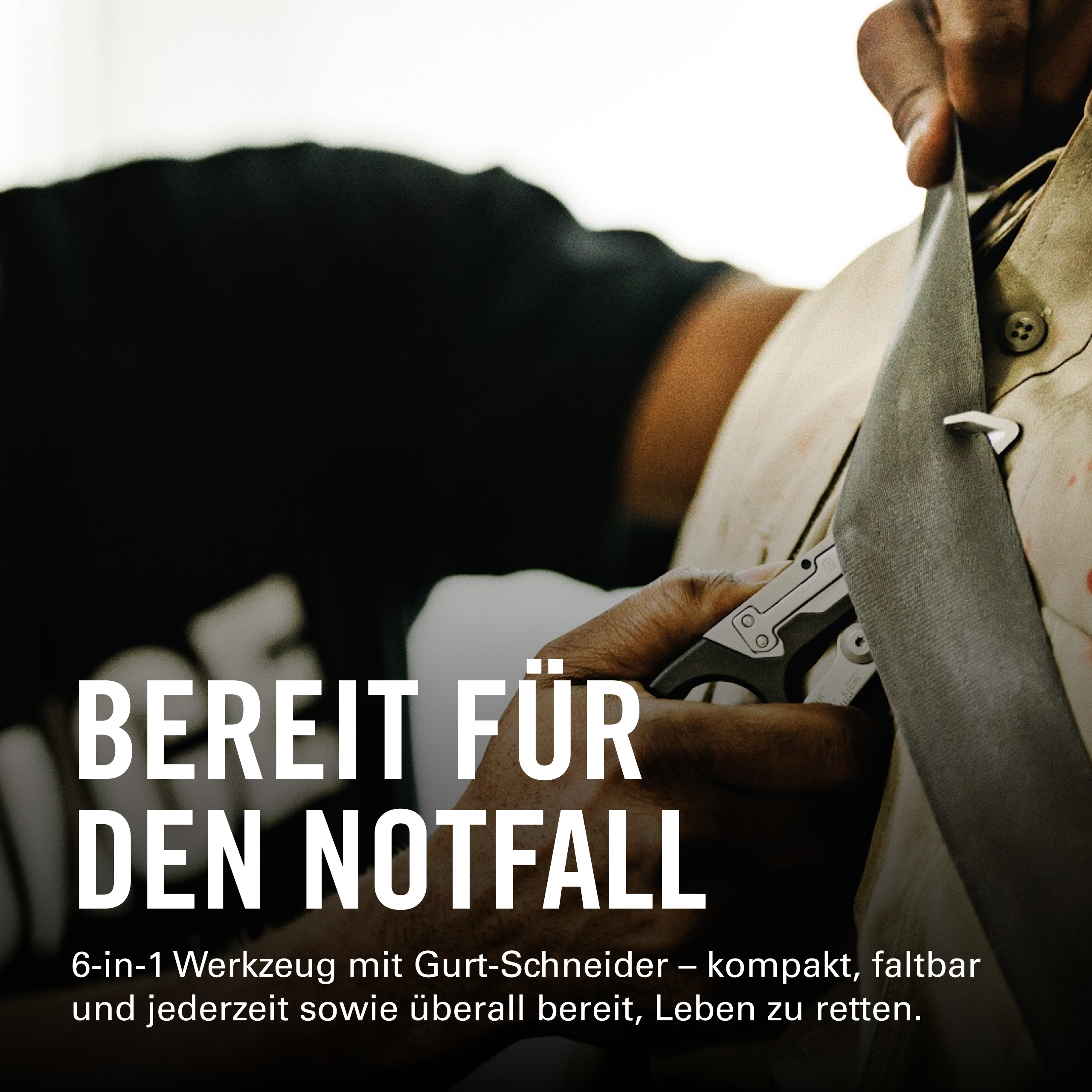 Eine Person nutzt einen kompakten Gurt-Schneidewerkzeug an einem Sicherheitsgurt.