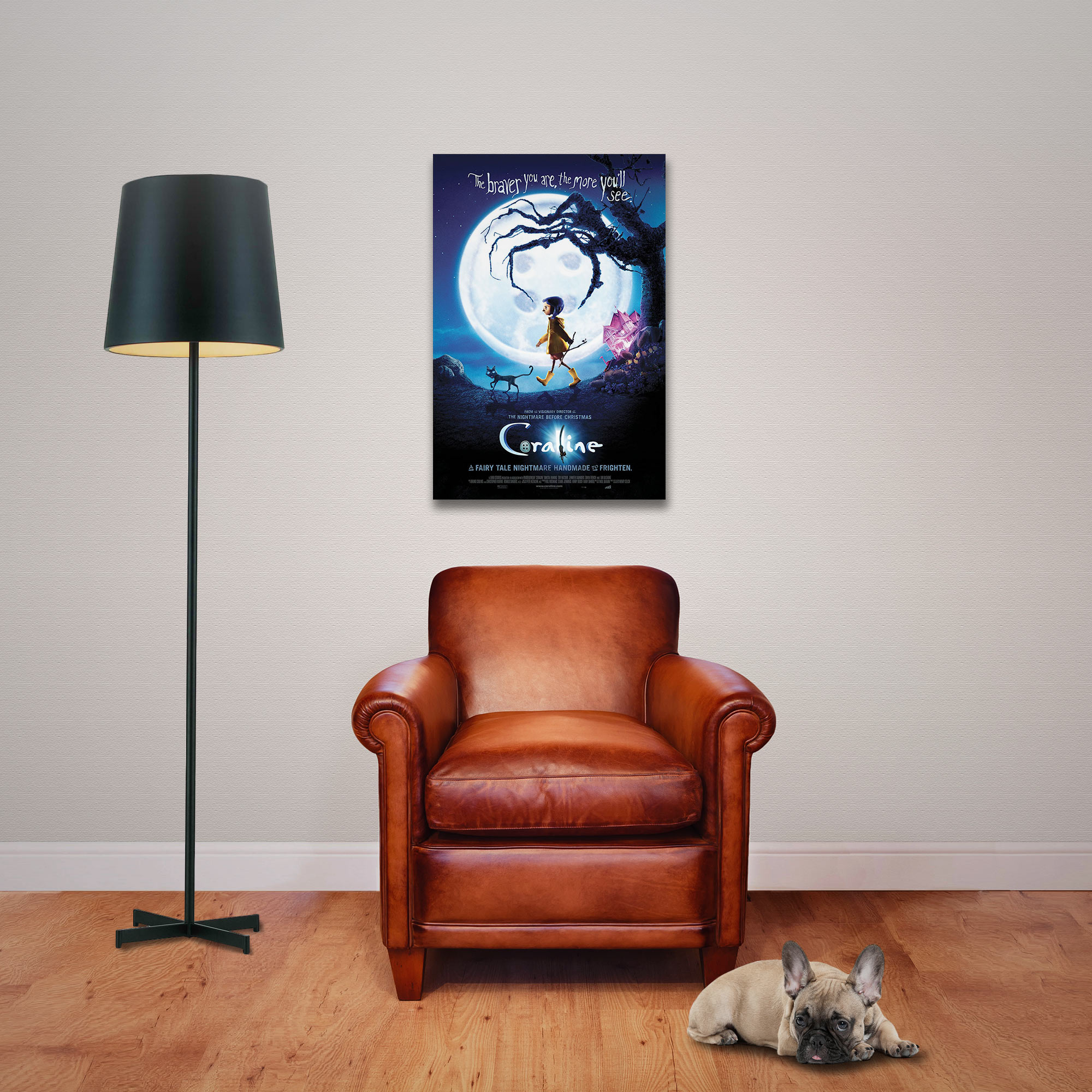 Ein brauner Ledersessel, eine schwarze Lampe, ein Coraline-Poster an der Wand und ein kleiner Hund auf dem Boden.