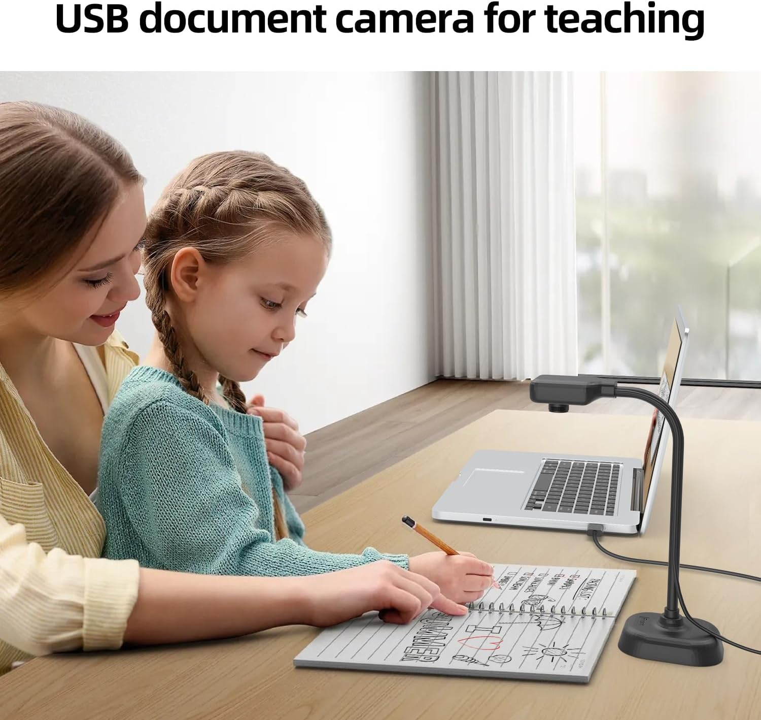 Mutter und Tochter lernen gemeinsam an einem Holztisch mit Notizbuch, Laptop und einer USB-Dokumentenkamera.