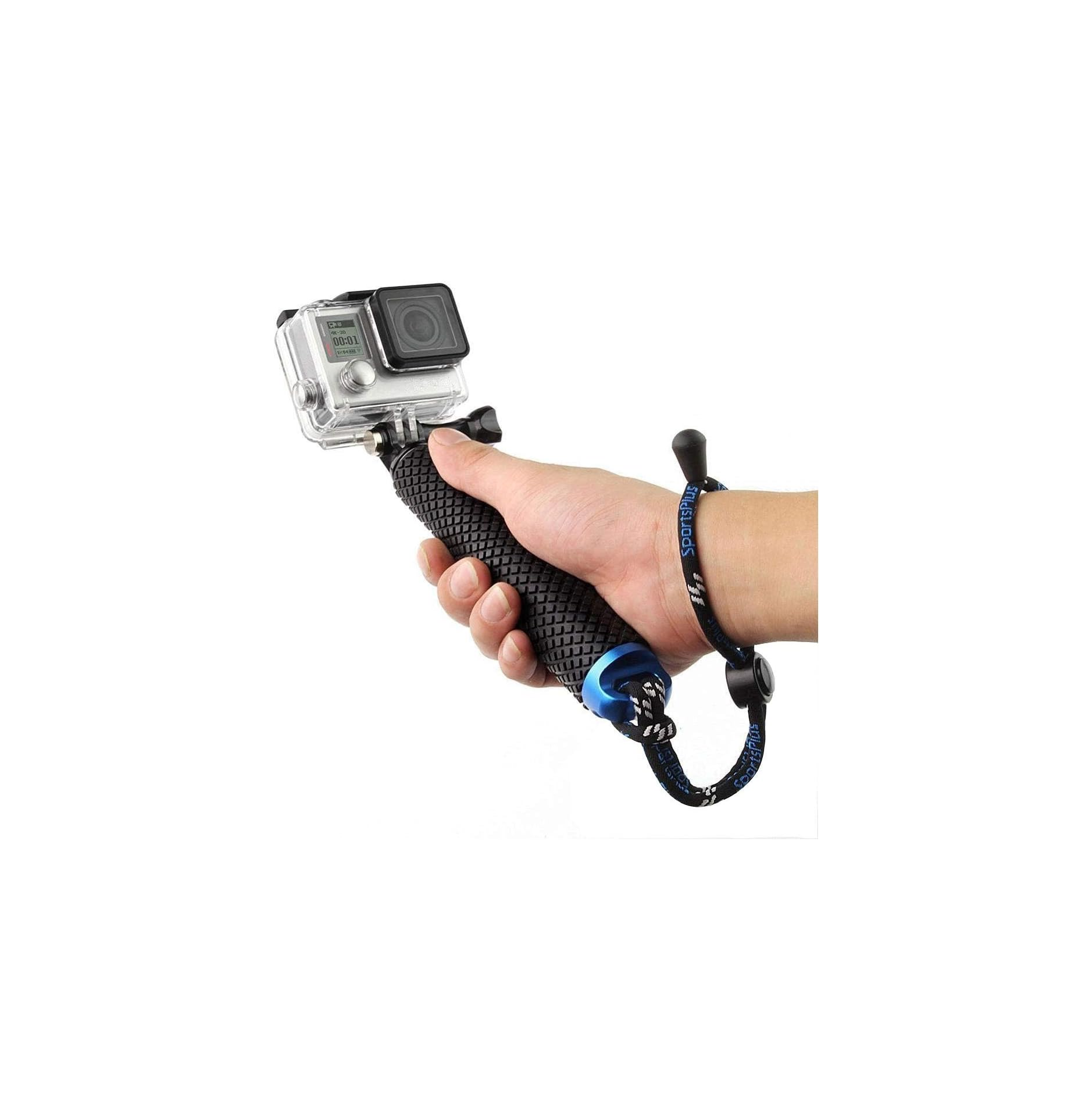 Eine Hand hält einen schwarzen Selfie-Stick mit montierter Actioncam und blauer Handschlaufe.