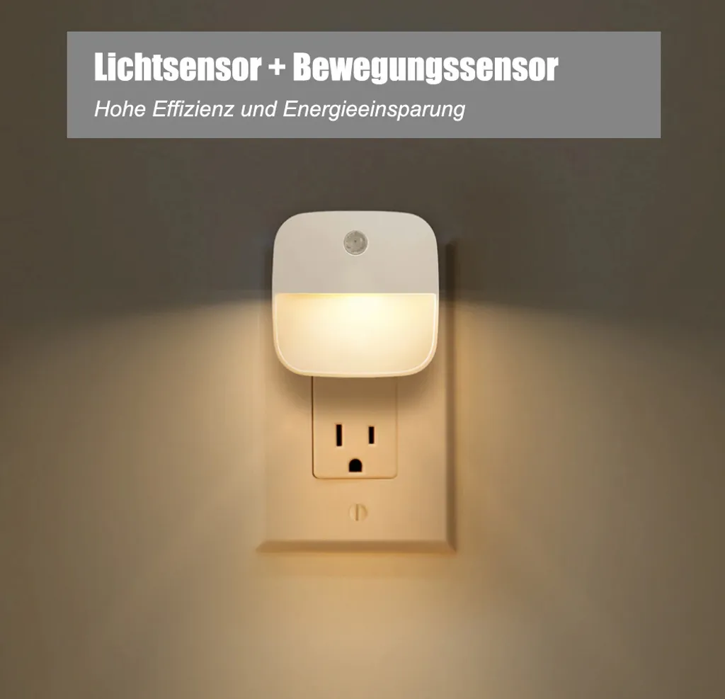 Ein weißes Nachtlicht mit Sensor leuchtet warm an einer Steckdose an der Wand.
