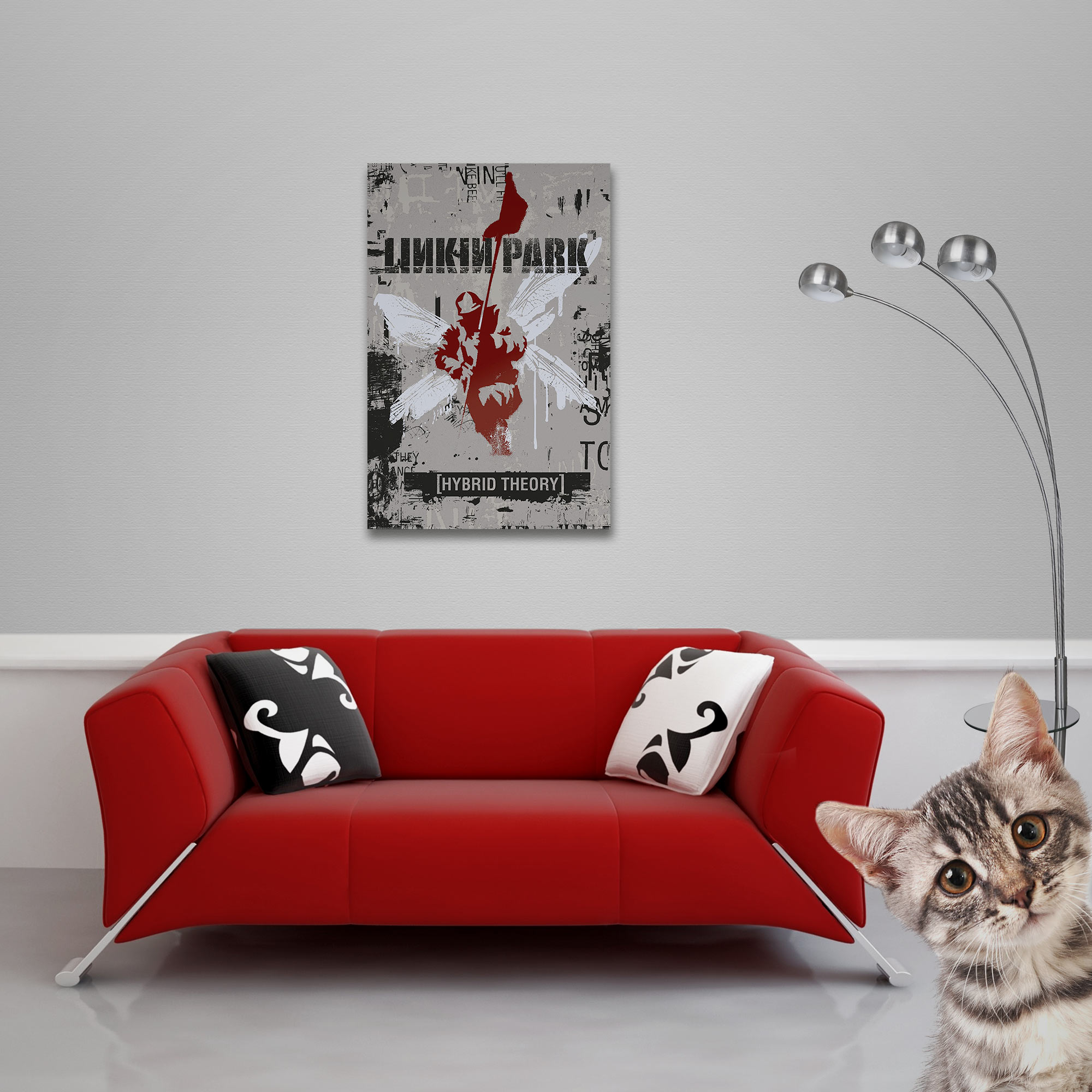 Rotes Sofa mit Kissen, Linkin Park Plakat, Stehlampe und eine Katerkopf-Nahaufnahme unten rechts.
