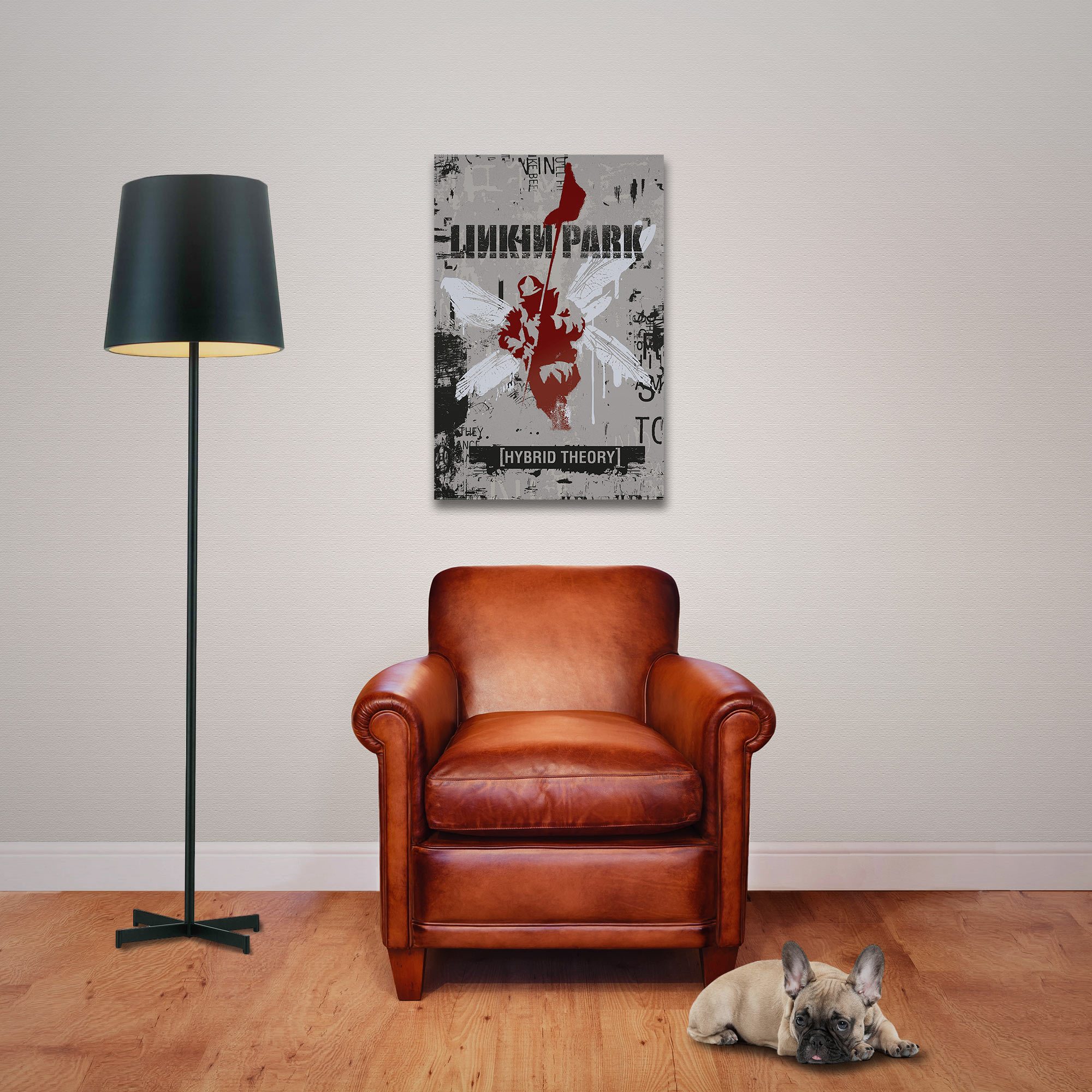 Ein brauner Ledersessel steht vor einer Wand mit Bild, links eine Stehlampe und rechts unten ein kleiner Hund.