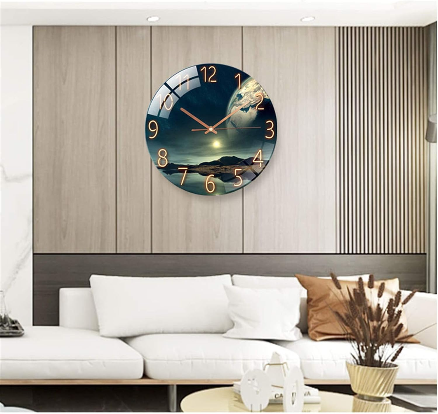 Eine runde Wanduhr mit Weltraummotiv hängt über einem weißen Sofa in einem modernen Wohnzimmer.