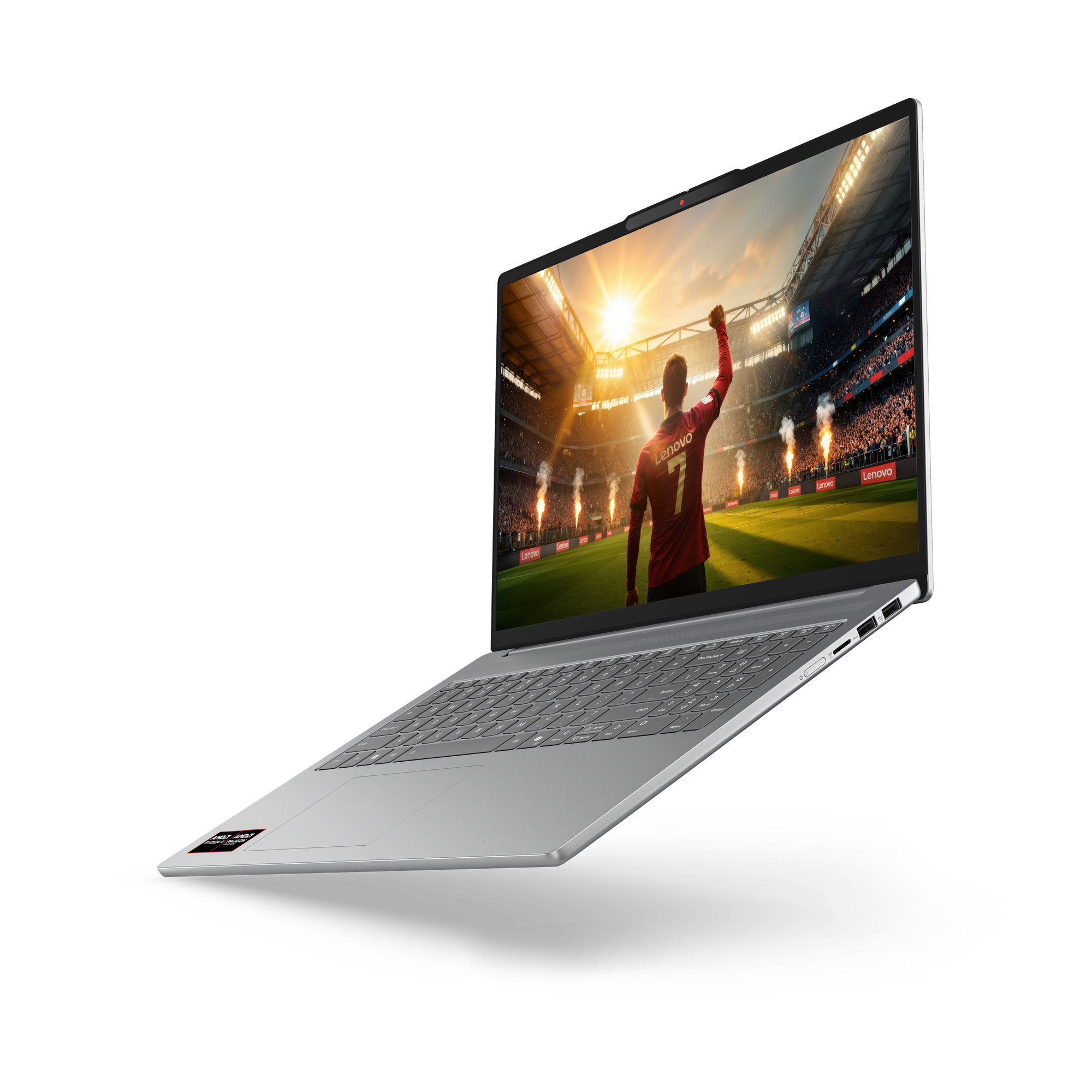 Ein silberner Laptop auf weißem Hintergrund, auf dem Bildschirm jubelt ein Fußballspieler in einem Stadion.