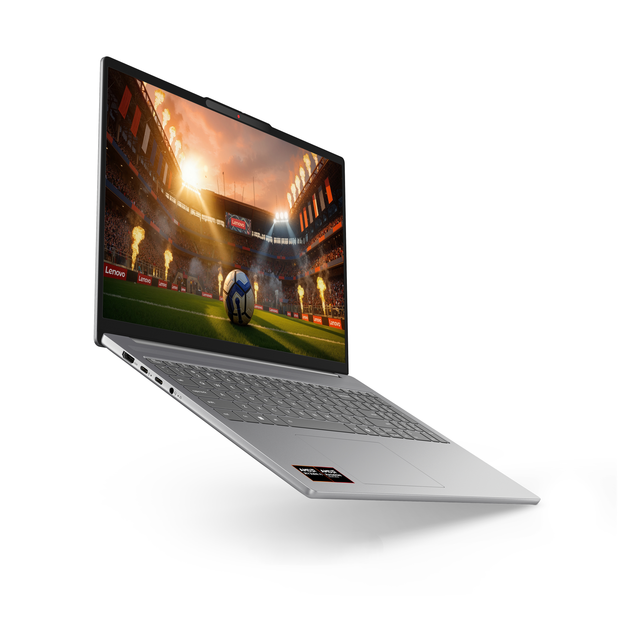Ein silberner Laptop in der Luft mit einem Fußballspiel auf dem Bildschirm.