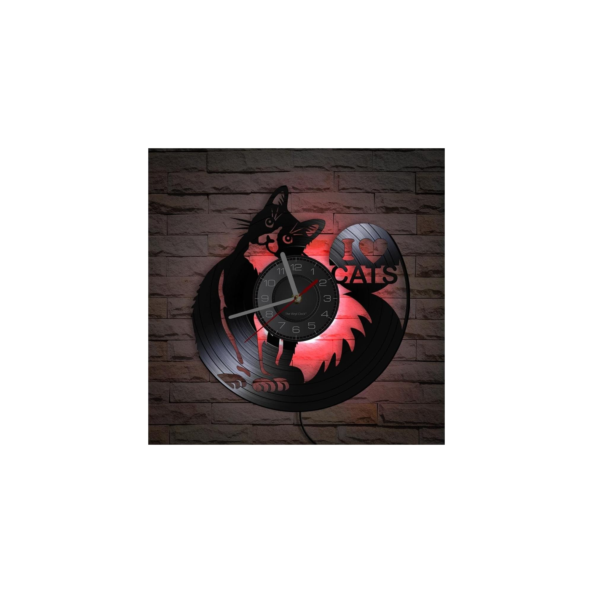 Eine schwarze Vinyl-Wanduhr mit geschnitzter Katzensilhouette und roter Hintergrundbeleuchtung vor einer Ziegelwand.