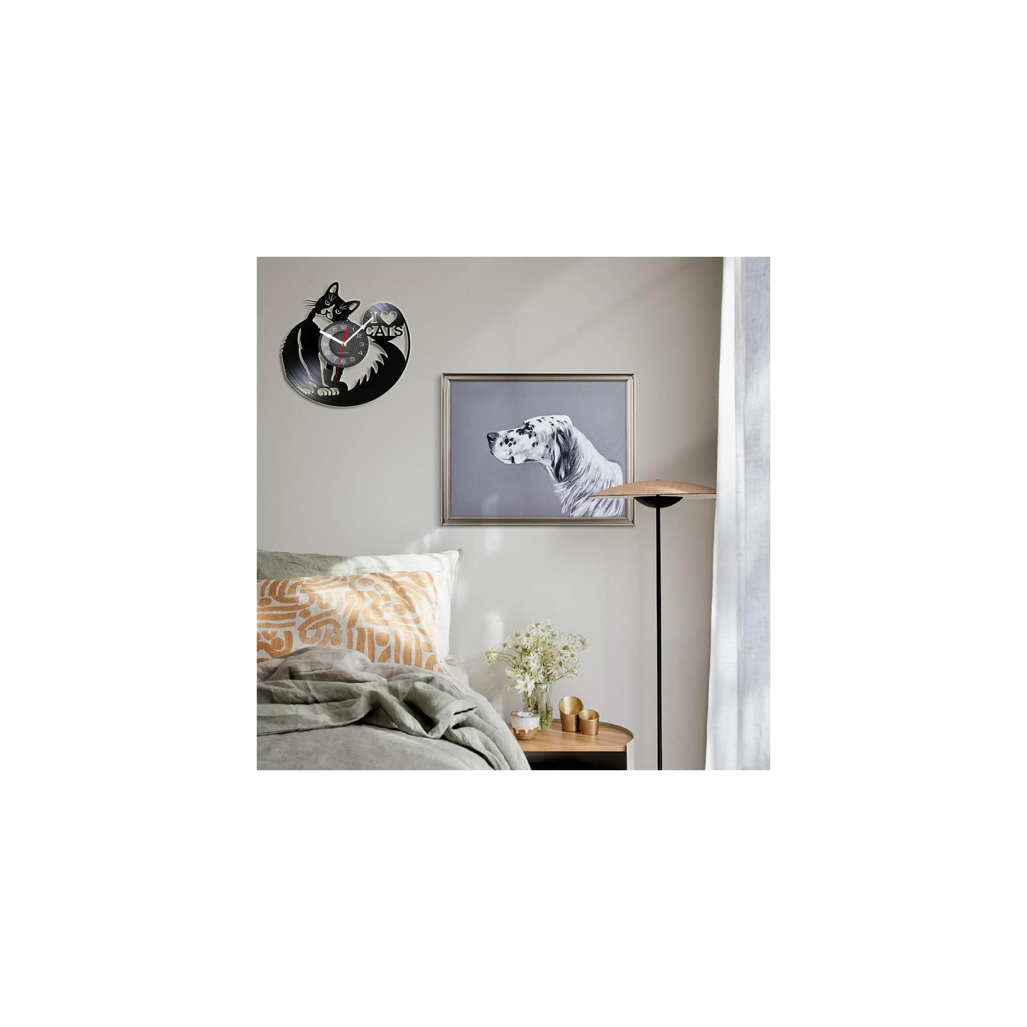 Gemütliches Schlafzimmer mit einer Katzen-Wanduhr, einem Hundegemälde und dezenter Dekoration.