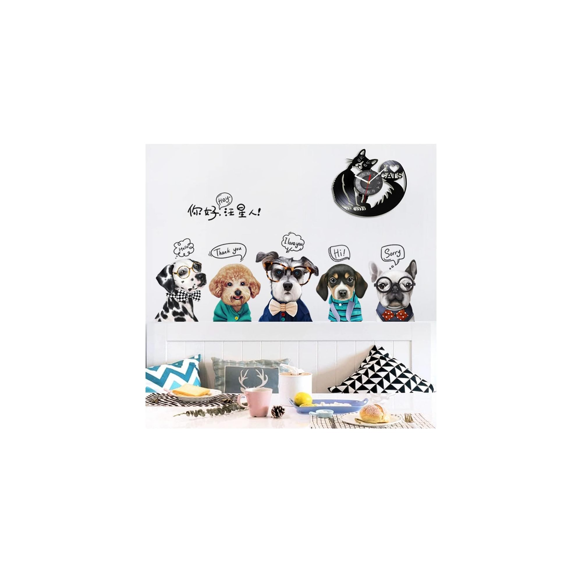 Wandtattoos süßer, gekleideter Hunde über einem Bett und Esstisch.
