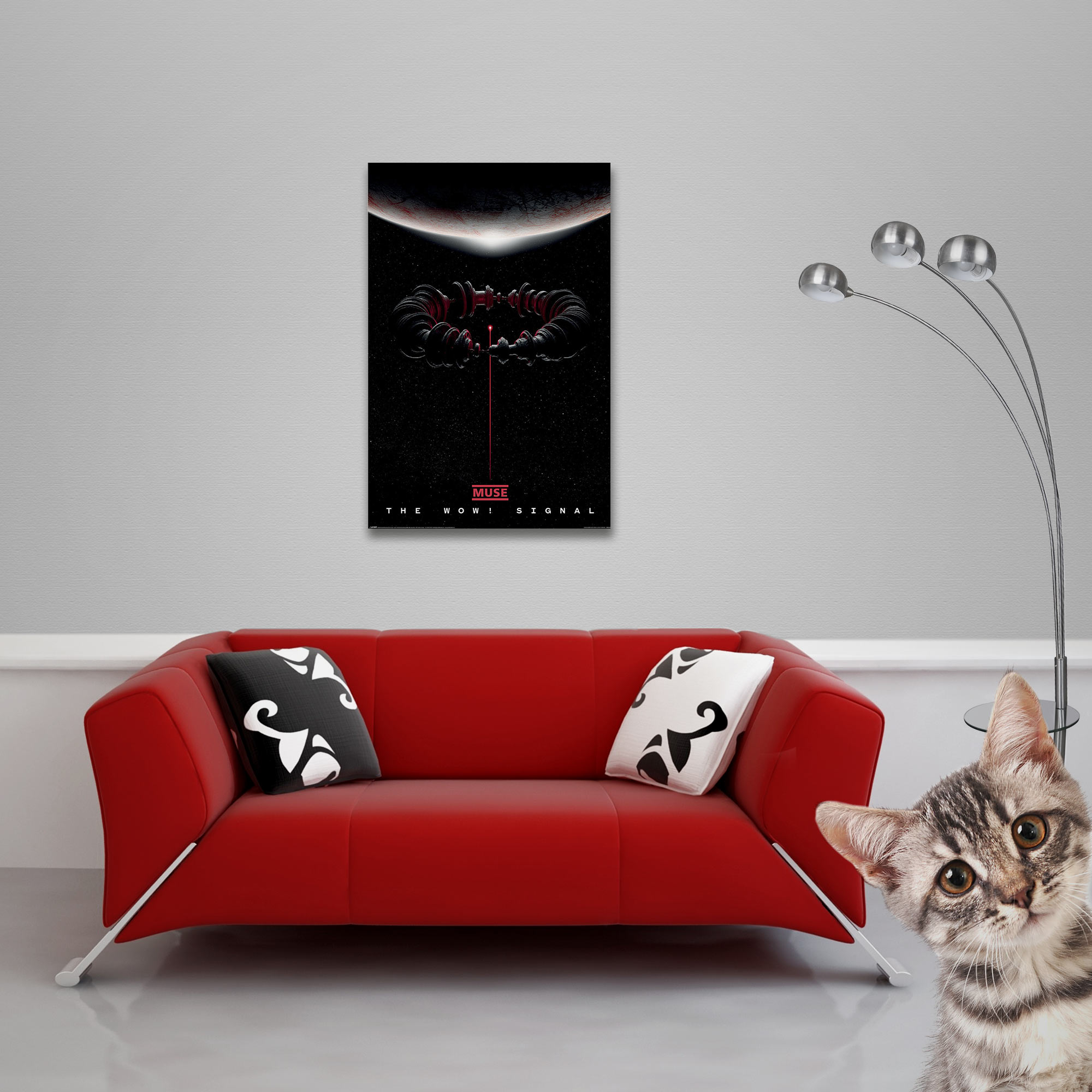 Ein rotes Sofa mit Kissen, ein Sci-Fi-Poster, eine Stehlampe und eine neugierige Katze im Vordergrund.