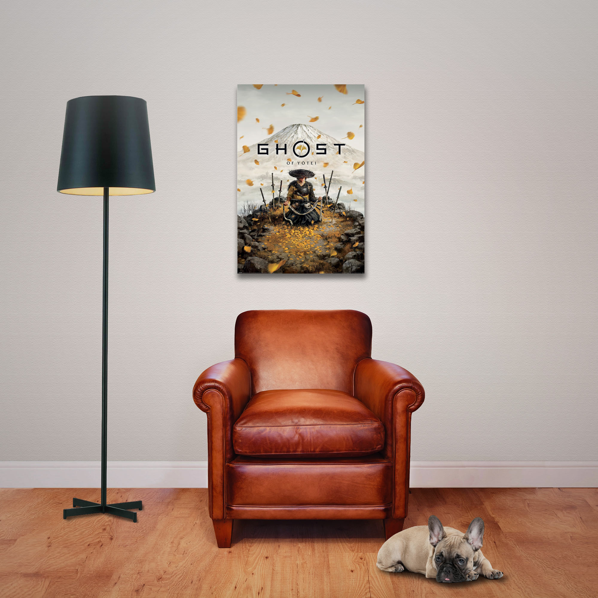 Ein Zimmer mit braunem Sessel, schwarzer Lampe, Poster an der Wand und schlafender Französischer Bulldogge.