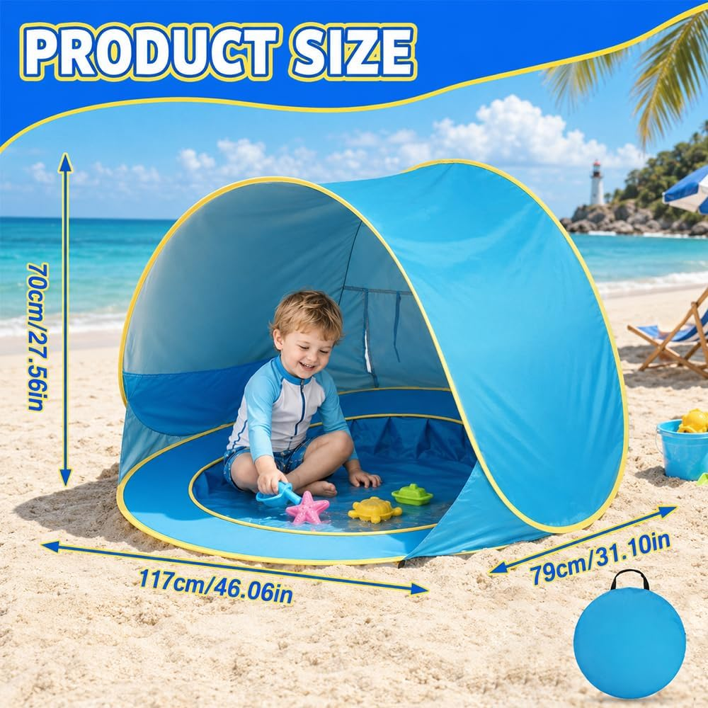 Kleinkind sitzt in blauem Strandzelt auf sandigem Strand mit Meer im Hintergrund und Maßen.