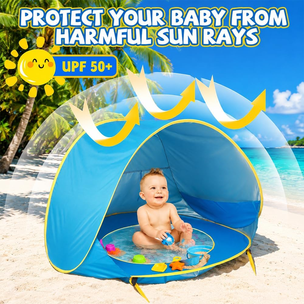 Ein Baby sitzt in einem blauen Strandzeltpool und spielt im Sand.