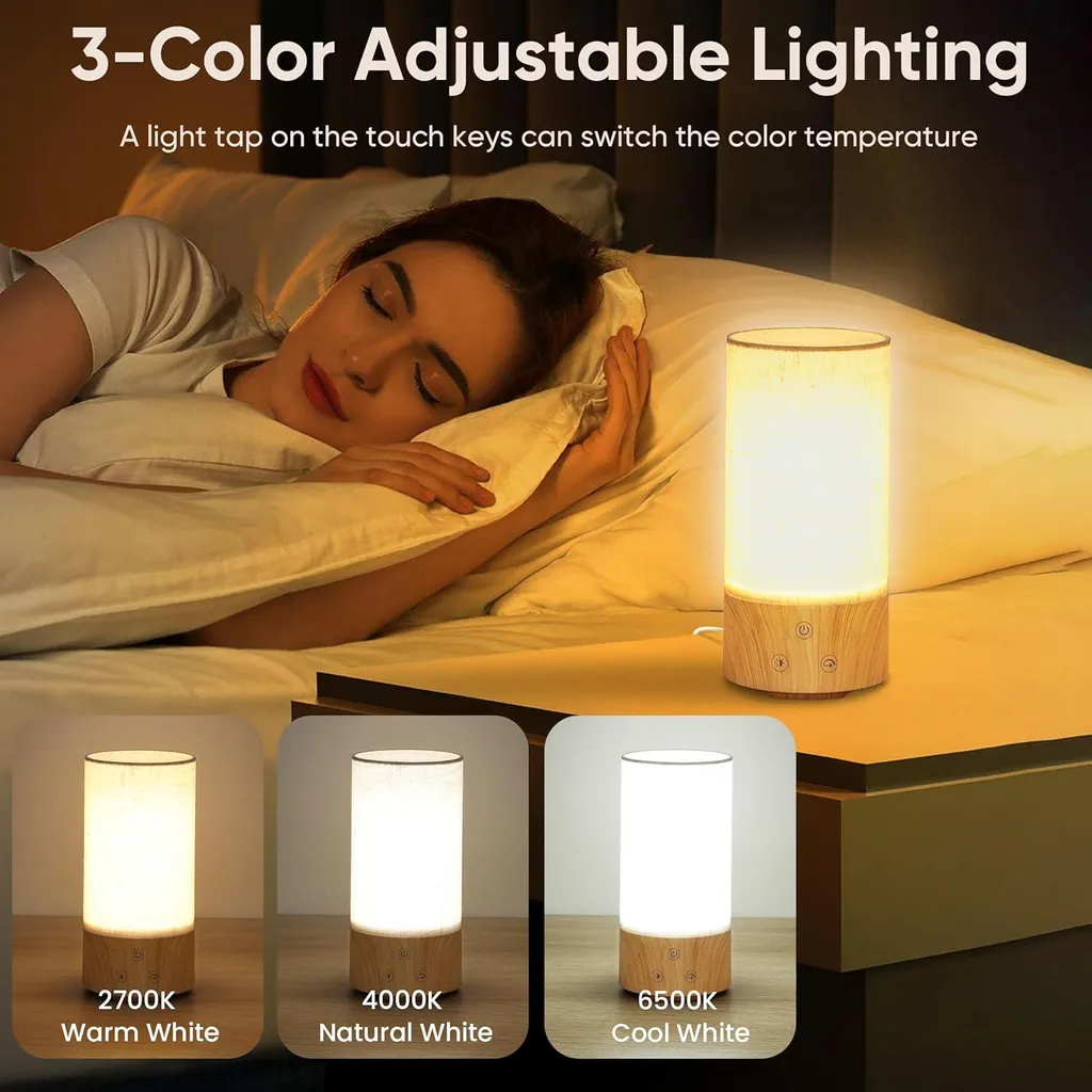 Eine Frau schläft in einem Bett neben einer zylindrischen Nachttischlampe, die warmes Licht abstrahlt.