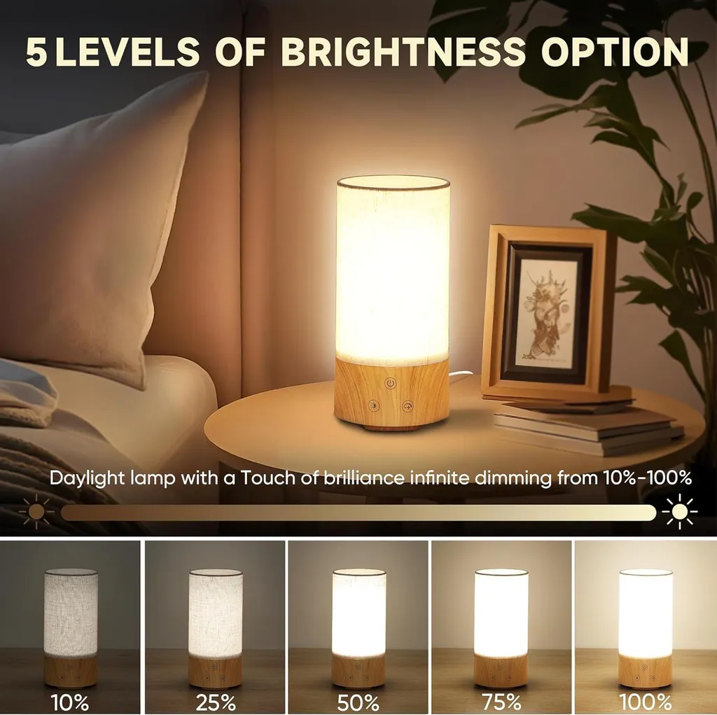 Eine zylindrische Tischlampe mit Holzsockel auf einem Tisch, mit fünf Helligkeitsstufen unten.