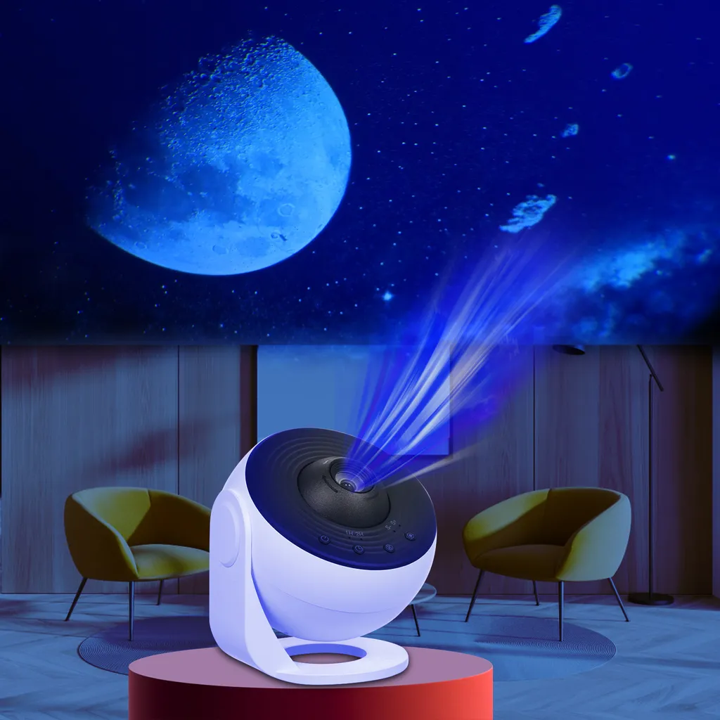 Ein weiß-schwarzer Projektor projiziert einen blauen Mond und Sterne in einem Raum.