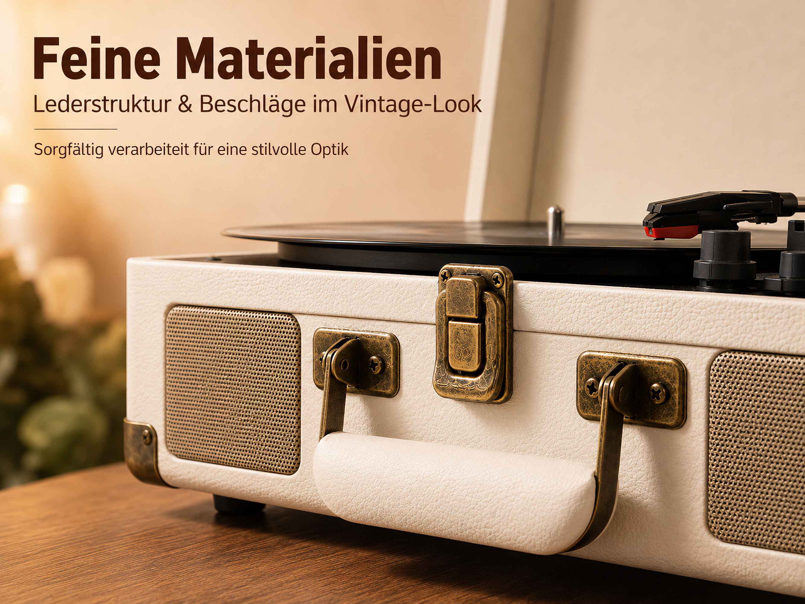 Weißer Vintage-Plattenspieler mit Lederstruktur, bronzenen Beschlägen, Lautsprecher und Griff auf Holztisch.