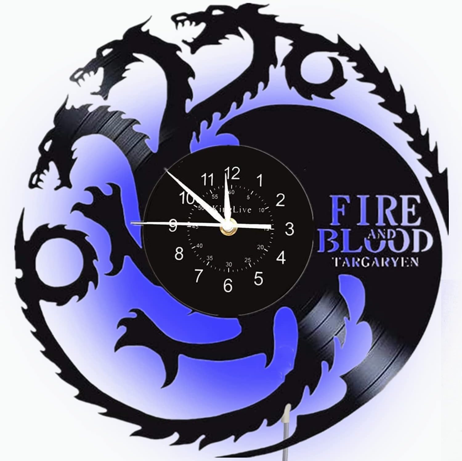 Eine schwarze Schallplatte als dreiköpfiger Drache geschnitzt, mit Uhrzifferblatt und Fire and Blood Text.