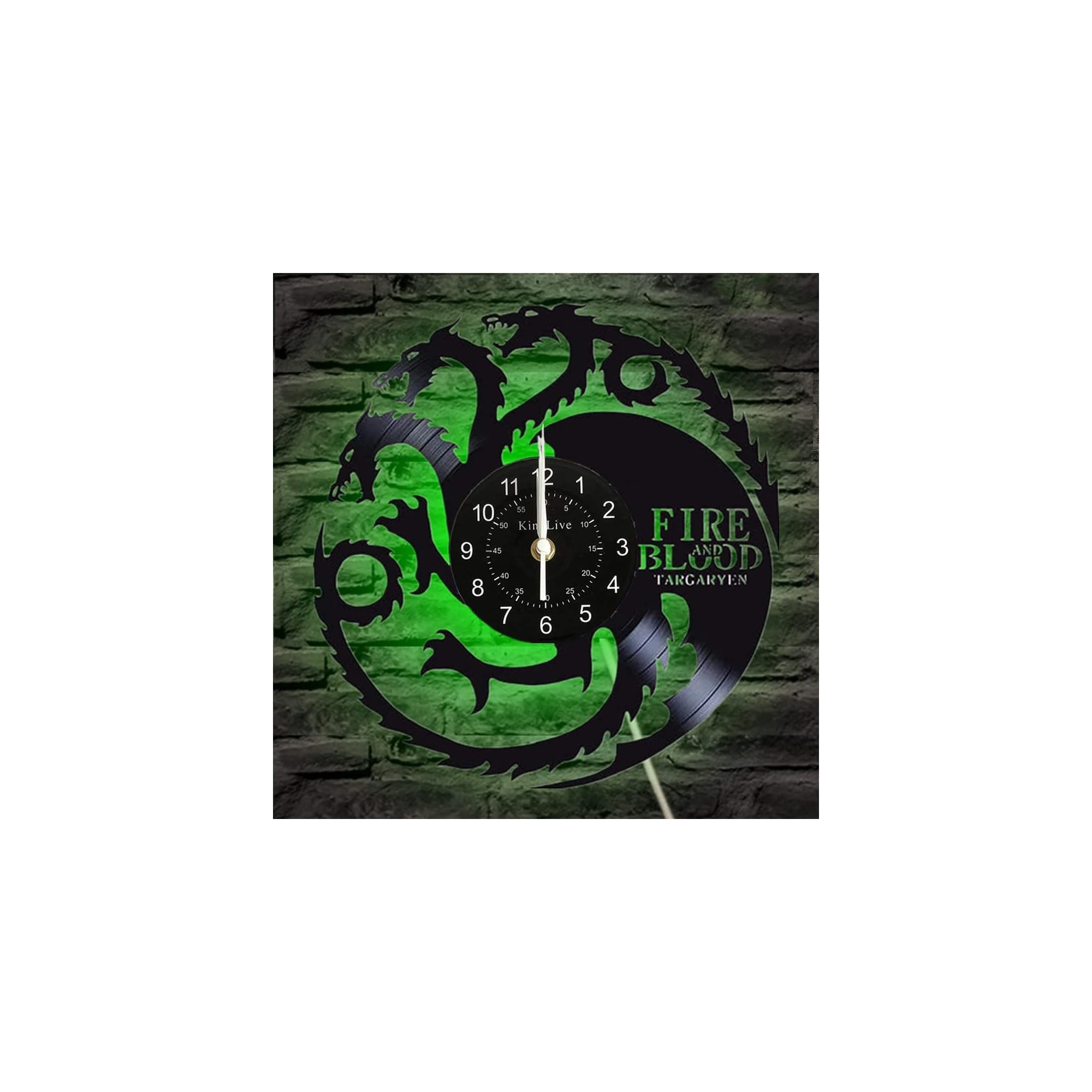Wanduhr aus Vinyl im Drachen-Design mit dem Schriftzug Fire and Blood vor einer grünen Ziegelwand.