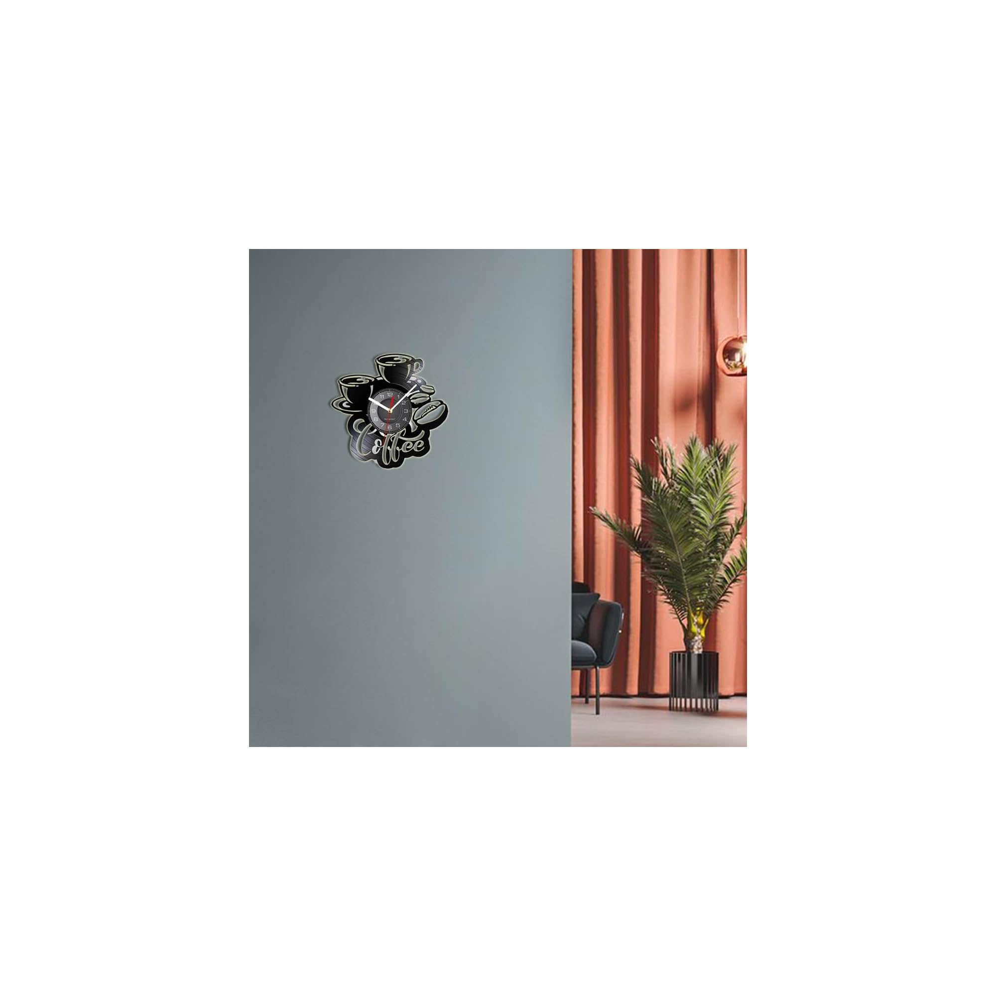 Eine Kaffeethemen-Wanduhr hängt an einer grauen Wand in einem Raum mit orangen Vorhängen.
