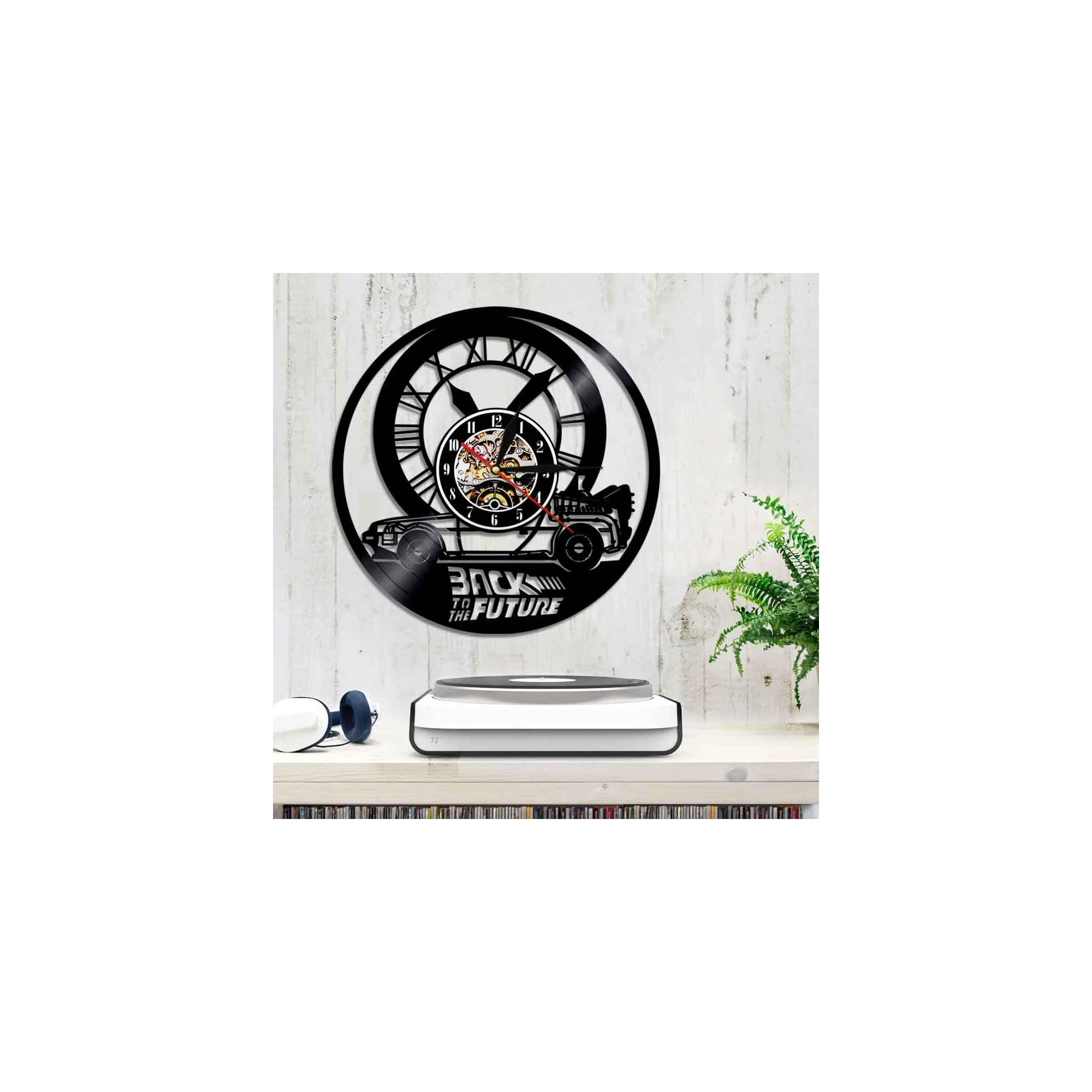 Eine Zurück in die Zukunft Schallplatten-Uhr hängt über einem Regal mit Plattenspieler, Kopfhörern und Pflanze.