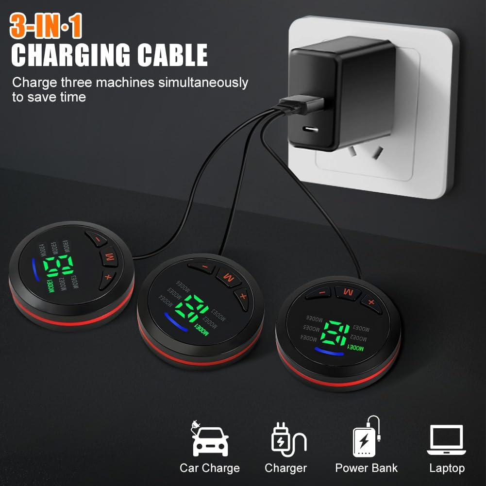Ein schwarzer Wandadapter lädt drei runde, digital angezeigte Geräte gleichzeitig mit Kabeln auf.