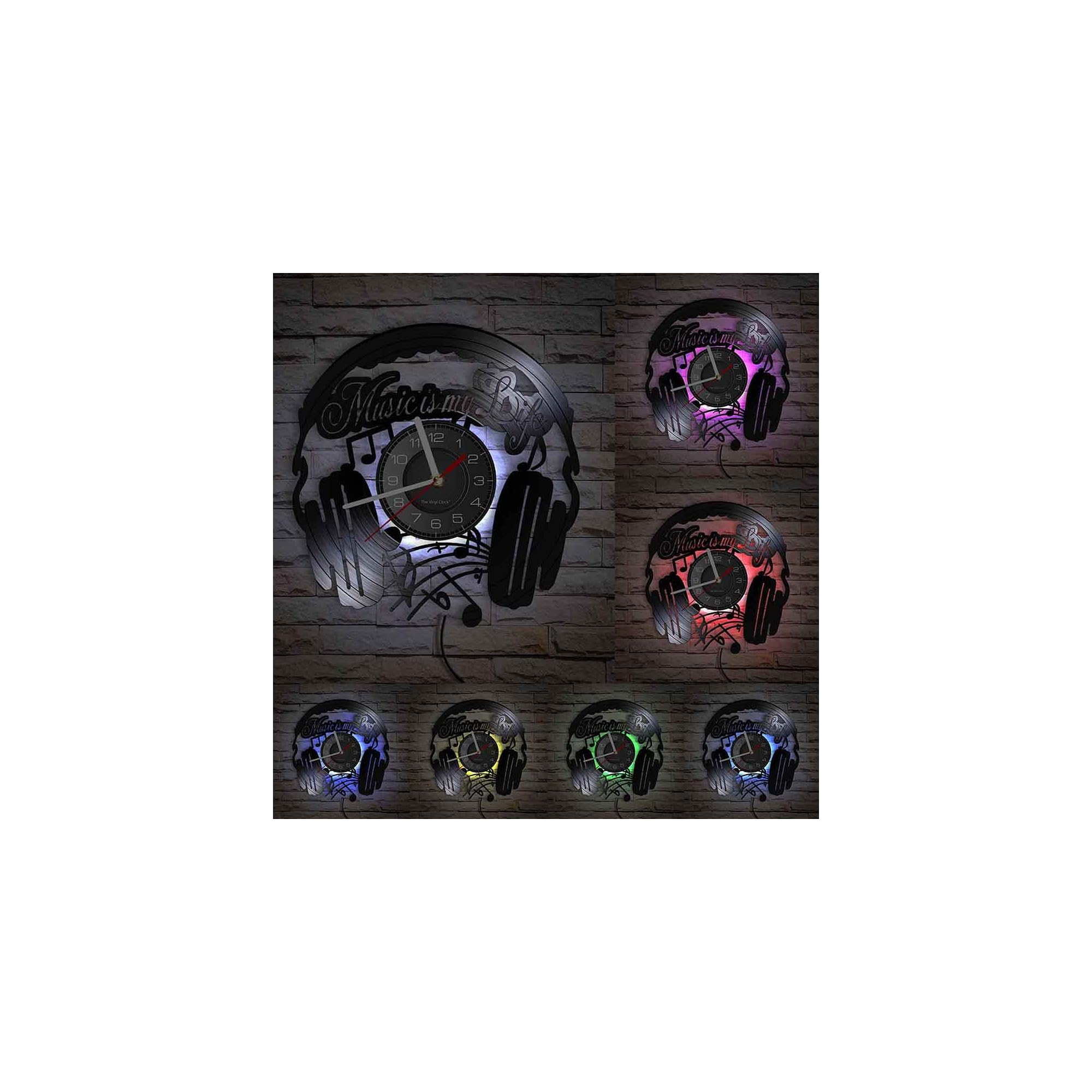 Wanduhr aus Vinylschallplatte mit Kopfhörer-Motiv und wechselnder LED-Beleuchtung.