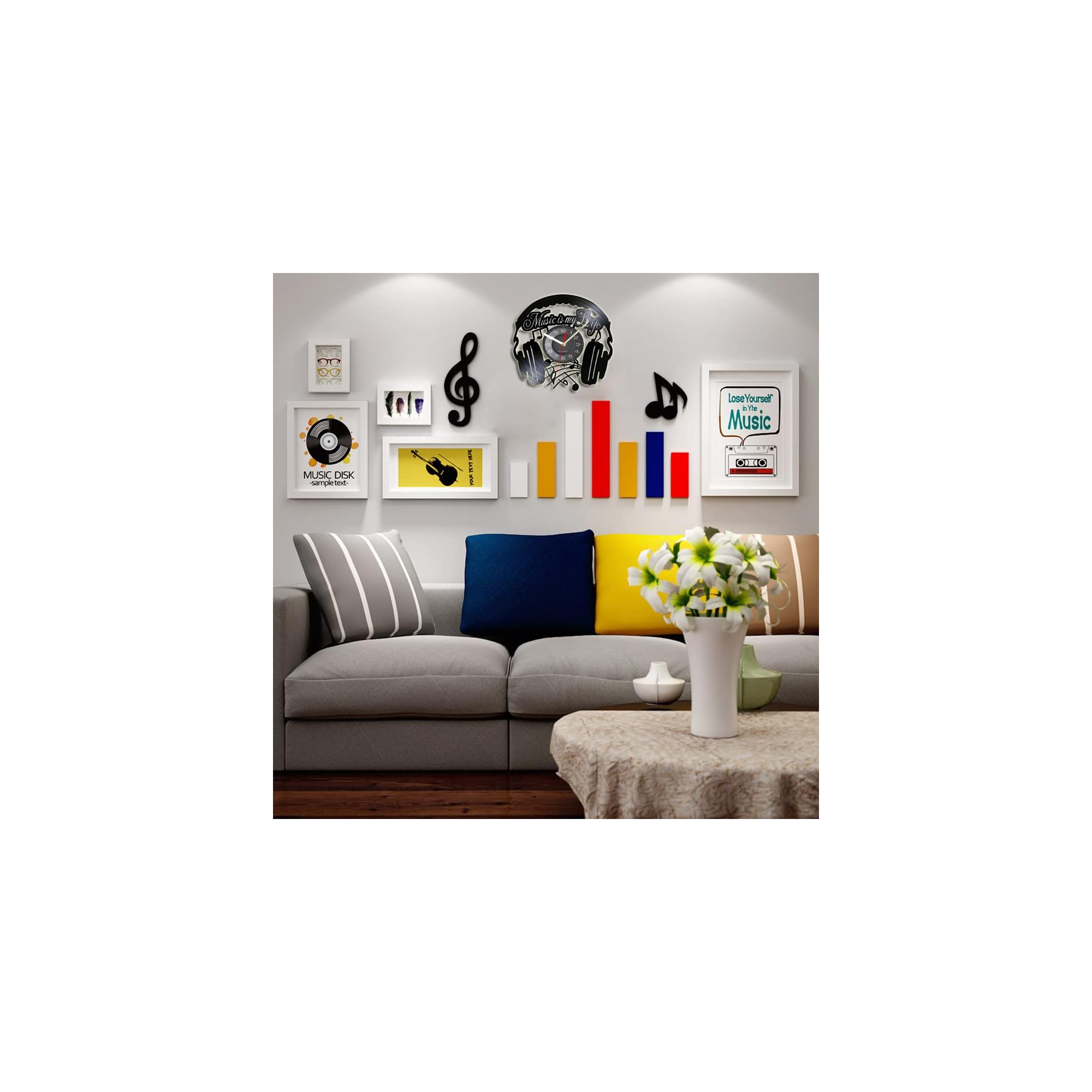 Wohnzimmer mit grauem Sofa, bunten Kissen und Musik-Wanddekoration.