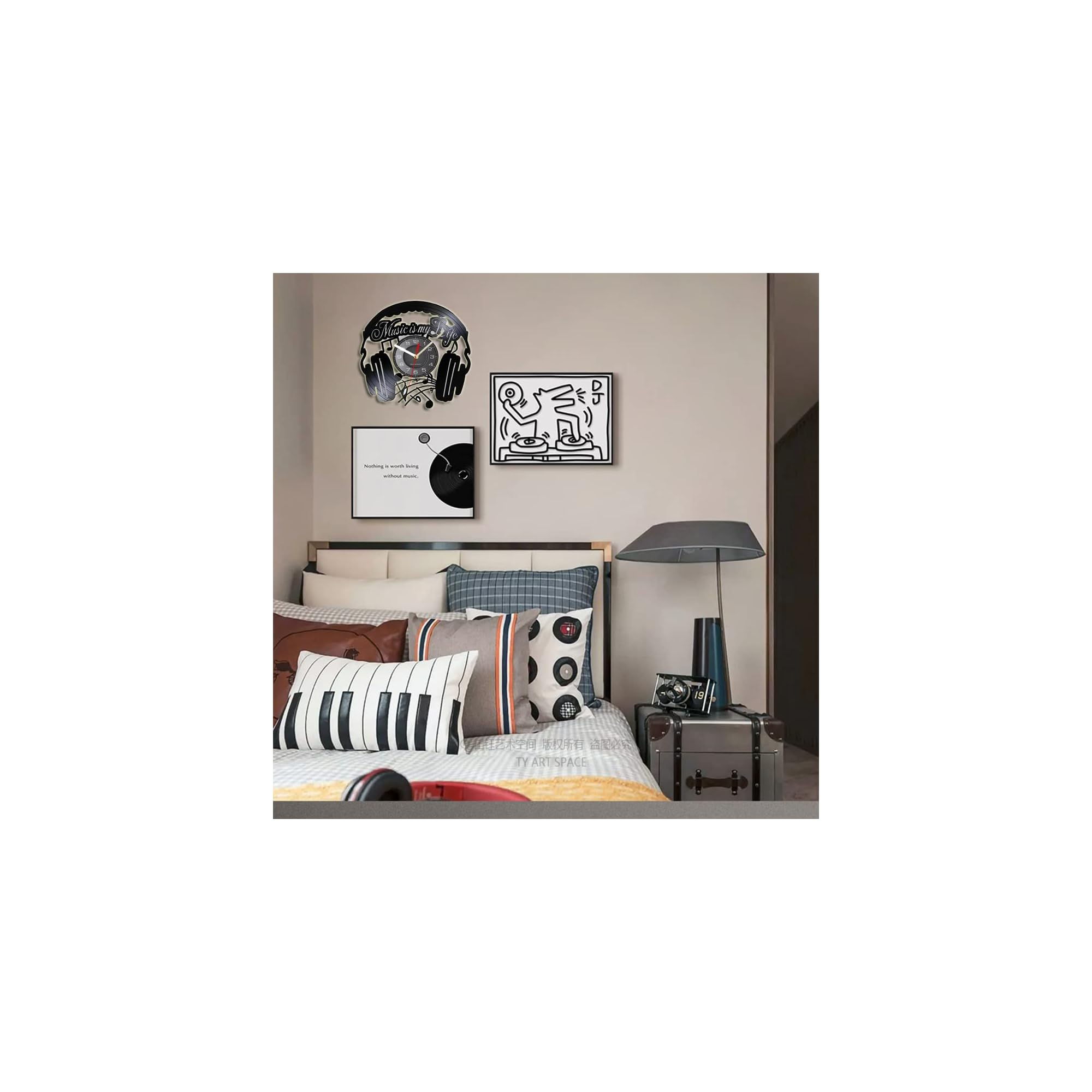 Schlafzimmer mit musikbezogener Wandkunst, Kissen mit Klaviertastenmuster und Nachttisch mit Lampe.