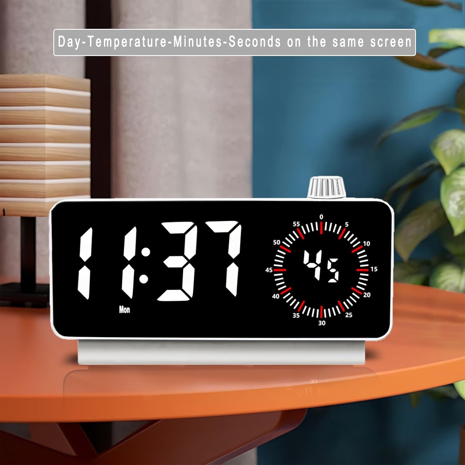 Digitaler Wecker mit großer Zeitanzeige und rundem Timer auf orangefarbenem Tisch.