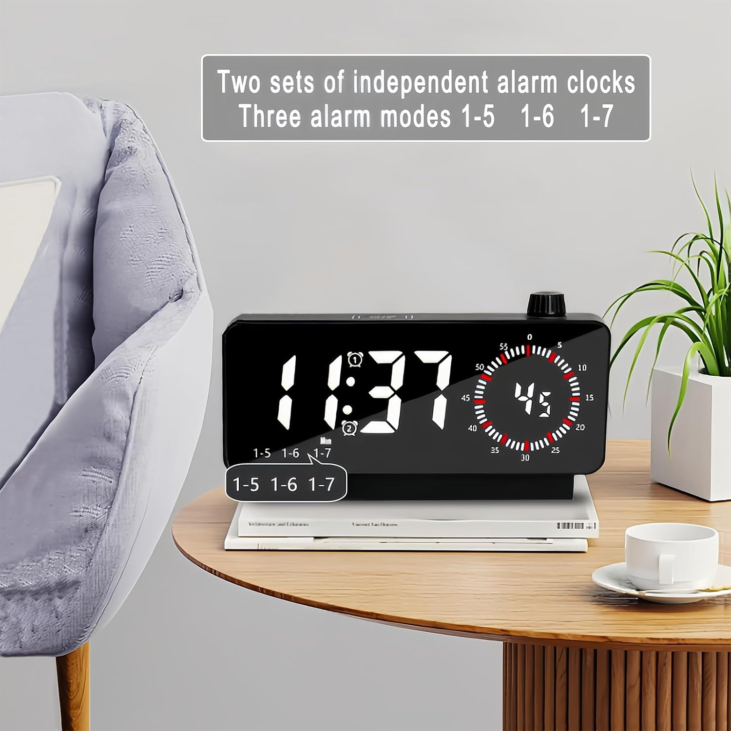 Digitaler Wecker auf Holztisch mit Textüberlagerung über Alarmmodi.