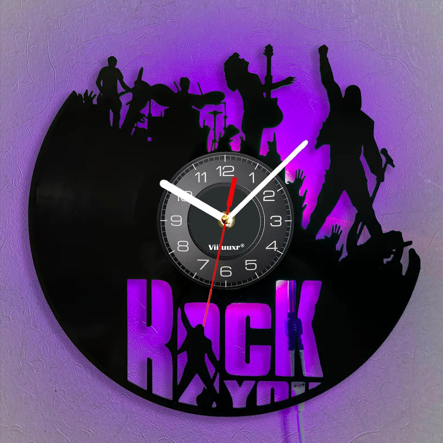 Schallplatten-Wanduhr mit Bandsilhouetten vor leuchtendem violettem Hintergrund und dem Text Rock You.