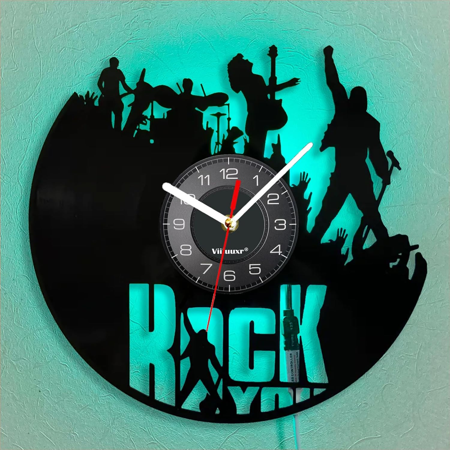 Wanduhr aus Vinylschallplatte mit Rockband-Silhouetten und leuchtend türkisem Hintergrund.