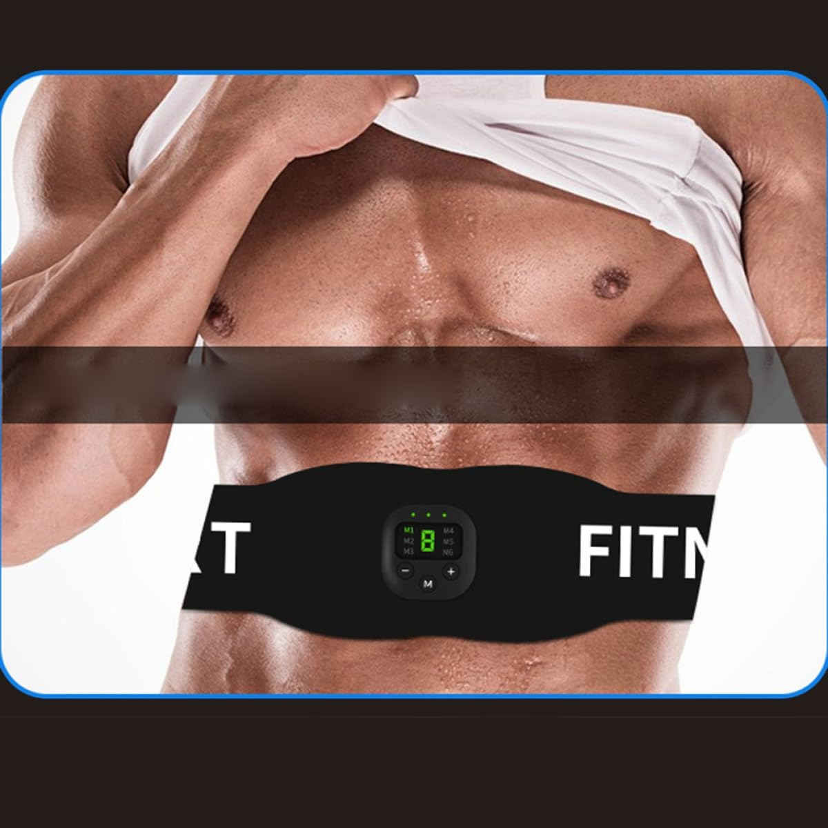 Muskulöser Mann trägt ein Fitness-Bauchmuskel-Stimulationsgerät mit digitalem Display.