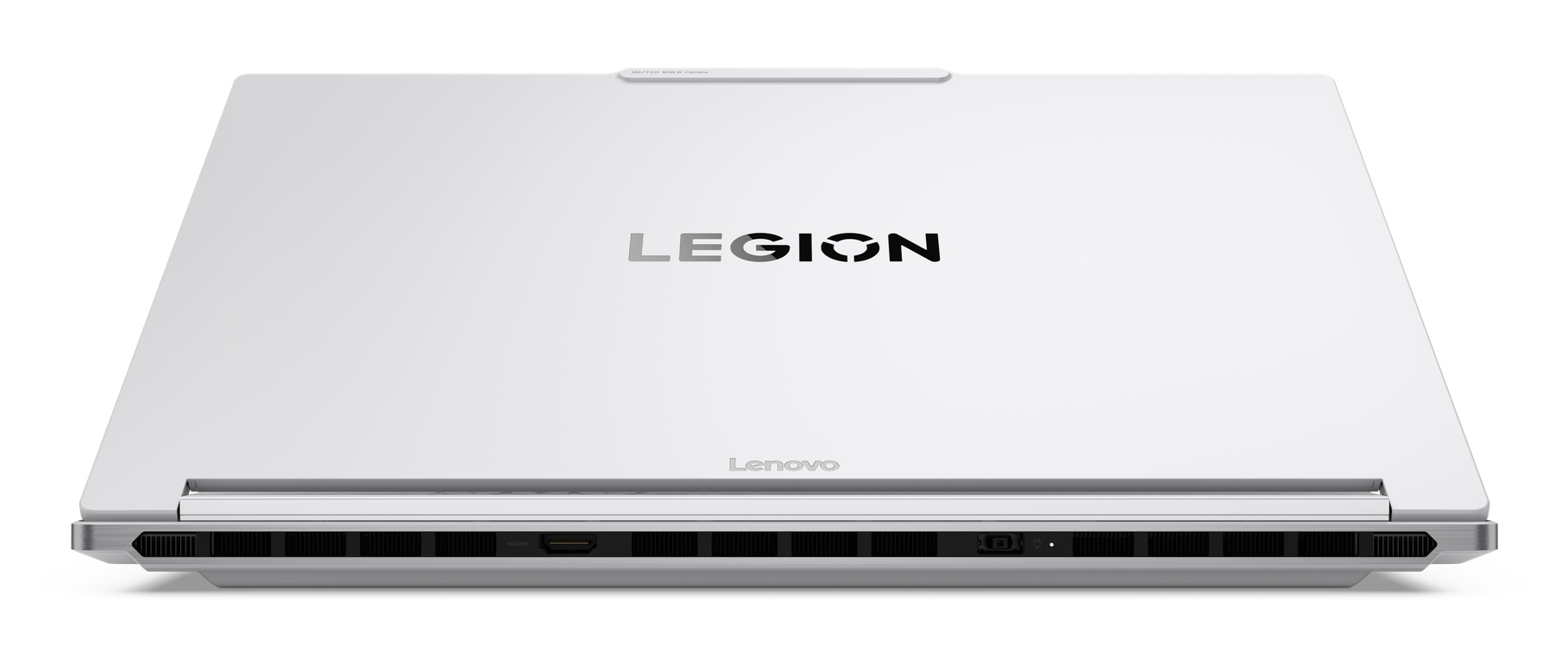 Rückseite eines geschlossenen, weißen Lenovo Legion Laptops auf weißem Hintergrund mit Anschlüssen.