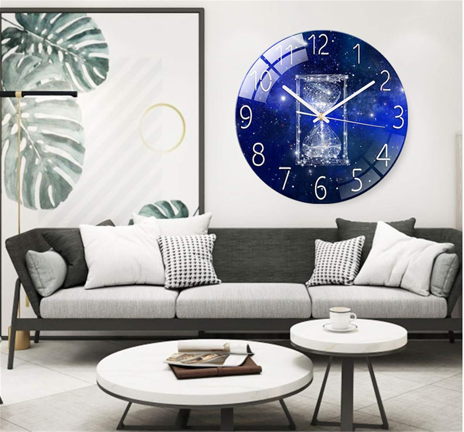 Wohnzimmer mit grauem Sofa, runden Tischen und einer großen blauen Weltraum-Wanduhr.