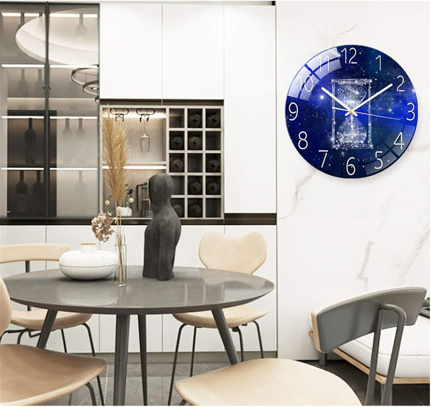 Moderne Küche mit rundem Tisch und einer Wanduhr mit Weltraummotiv.