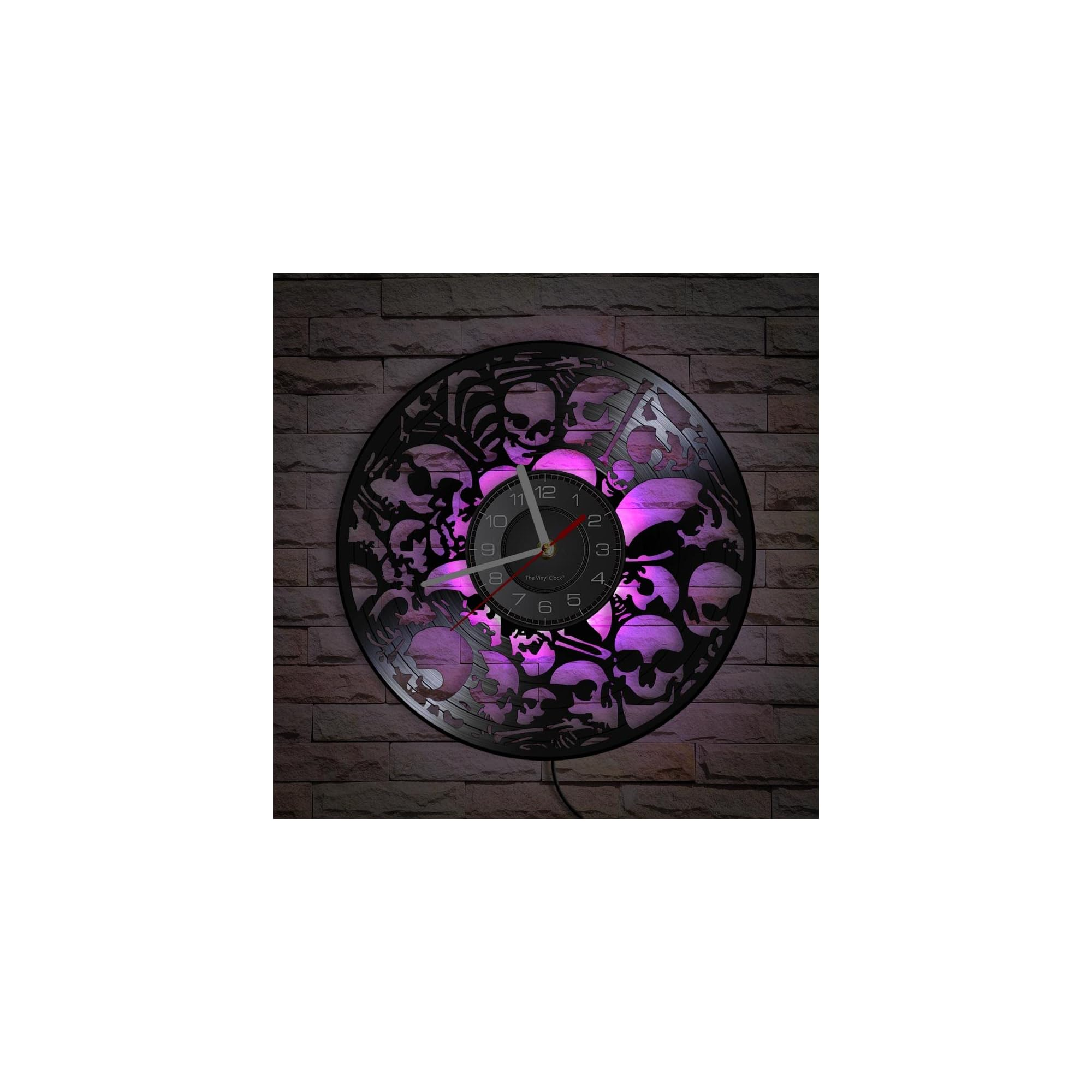Eine runde Wanduhr aus einer Schallplatte mit Totenkopf-Motiv und purpurner Hintergrundbeleuchtung.