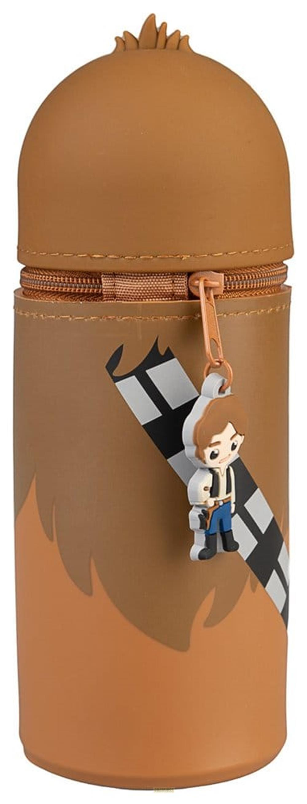 Estuche marrón de Chewbacca con un colgante de Han Solo en la cremallera.