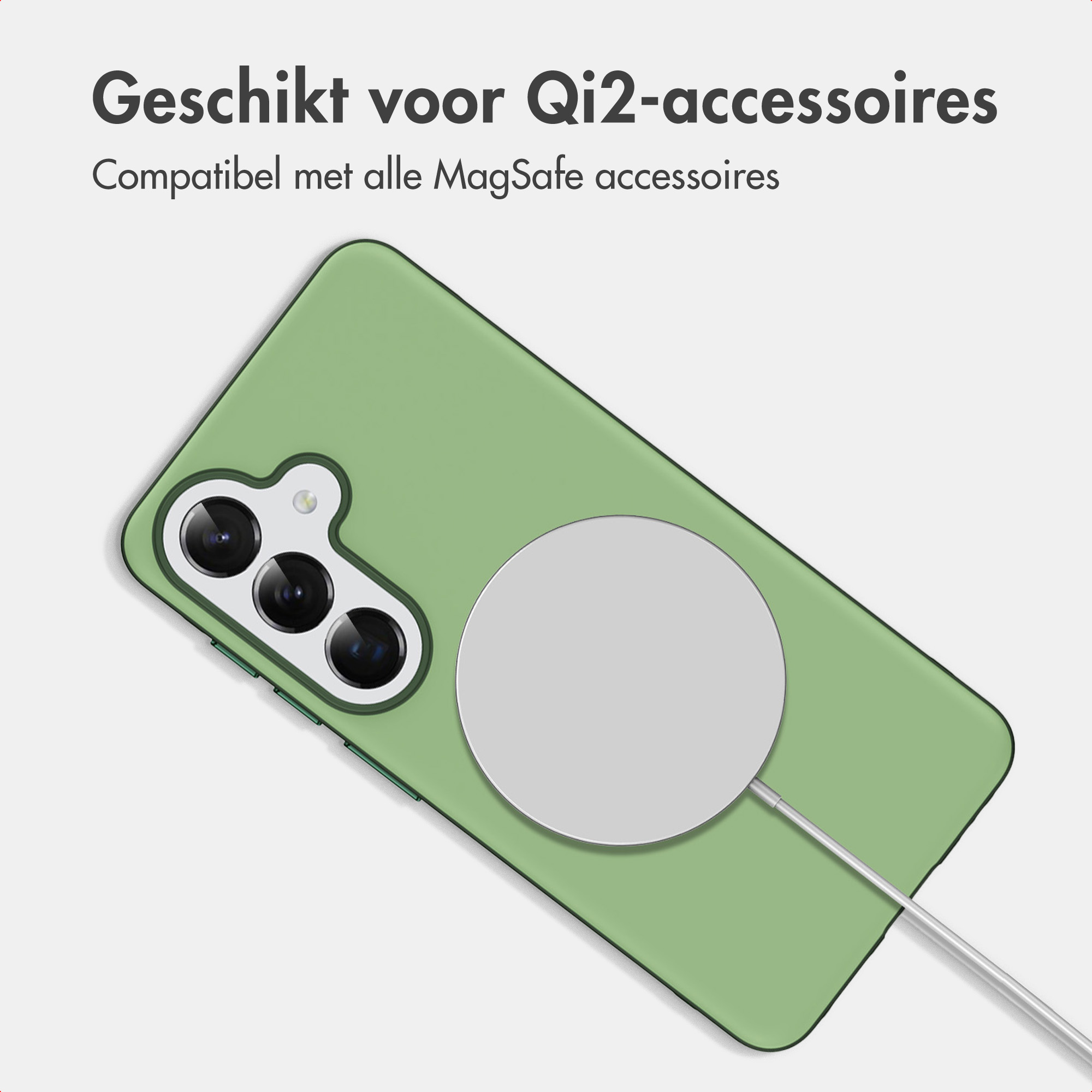 Eine grüne Smartphone-Hülle mit einem runden Magnetladegerät auf der Rückseite vor hellem Hintergrund.