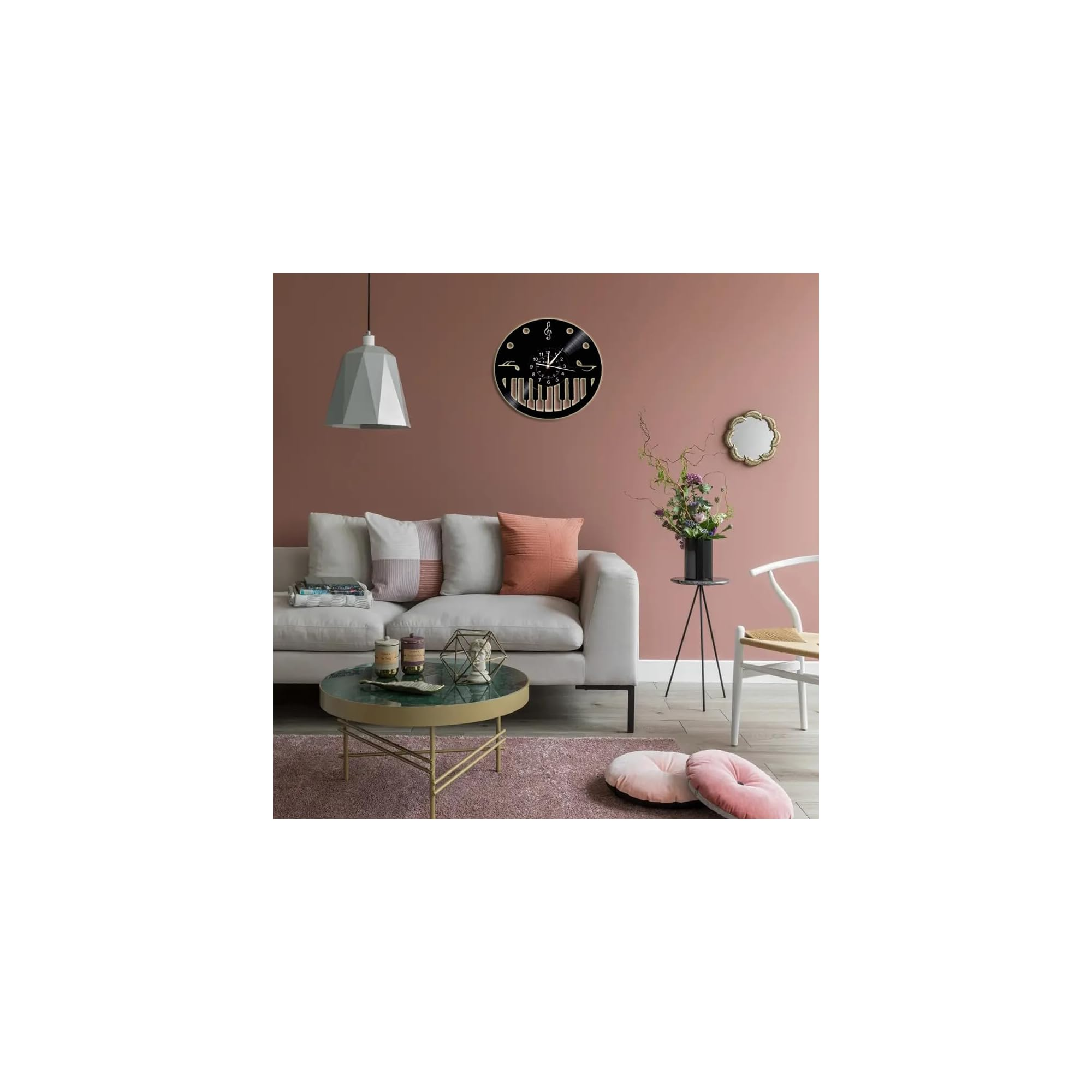 Ein gemütliches Wohnzimmer mit weißem Sofa, Klaviertasten-Wanduhr, rundem Marmorcouchtisch und Kissen.