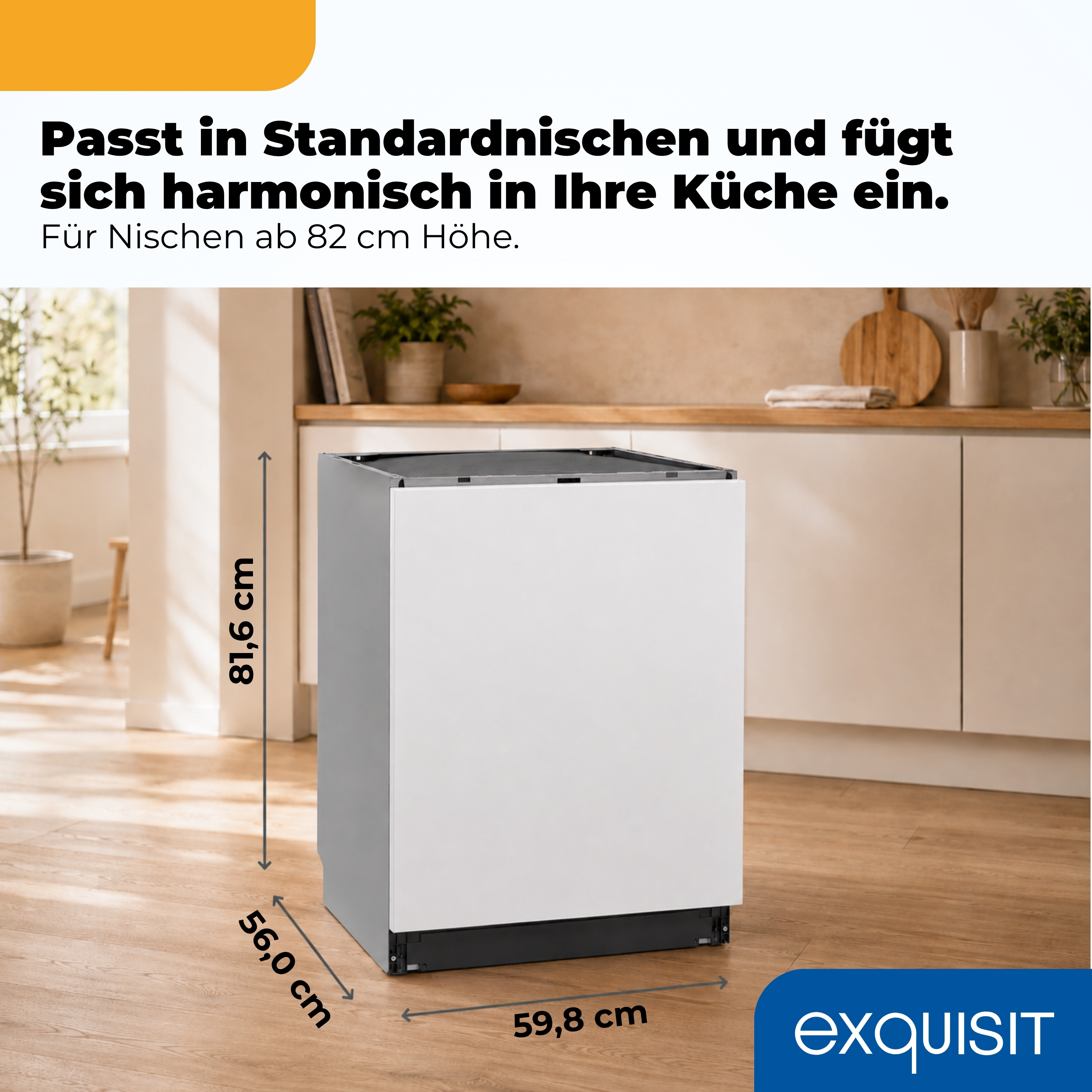 Ein weißer Geschirrspüler auf Holzfussboden mit Maßangaben in Zentimetern und Exquisit-Logo.
